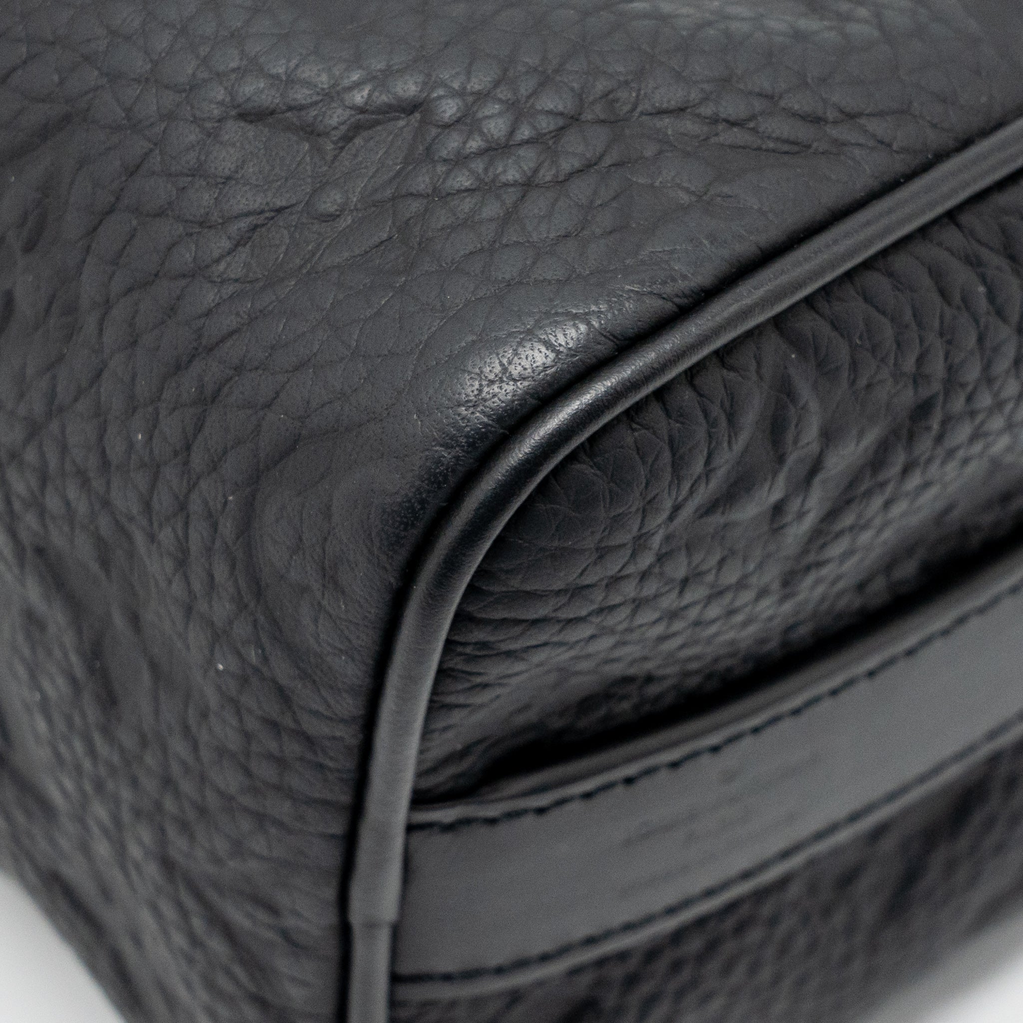 LOUIS VUITTON KEEPALL BANDOULIERE 25 MONOGRAM TAURILLON LEATHER BLACK WITH BLACK HARDWARE
