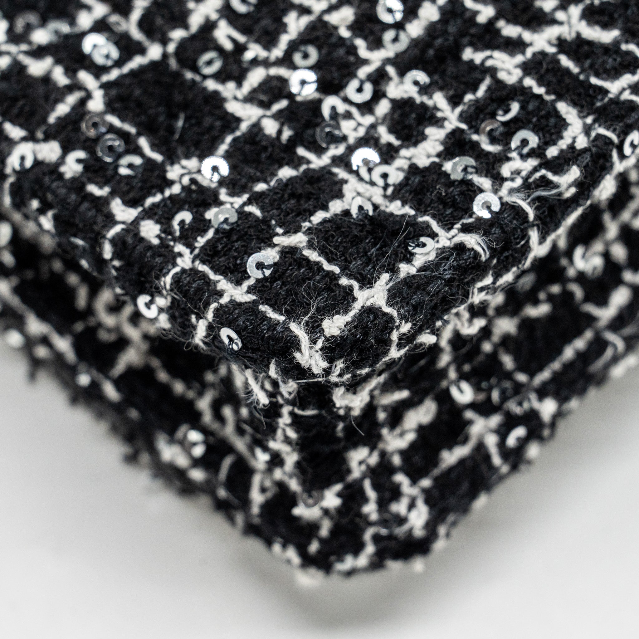 CHANEL 24P DETAIL CHAINS WALLET ON CHAIN TWEED/SEQUINS BLACK/WHITE LGHW (MICROCHIP)