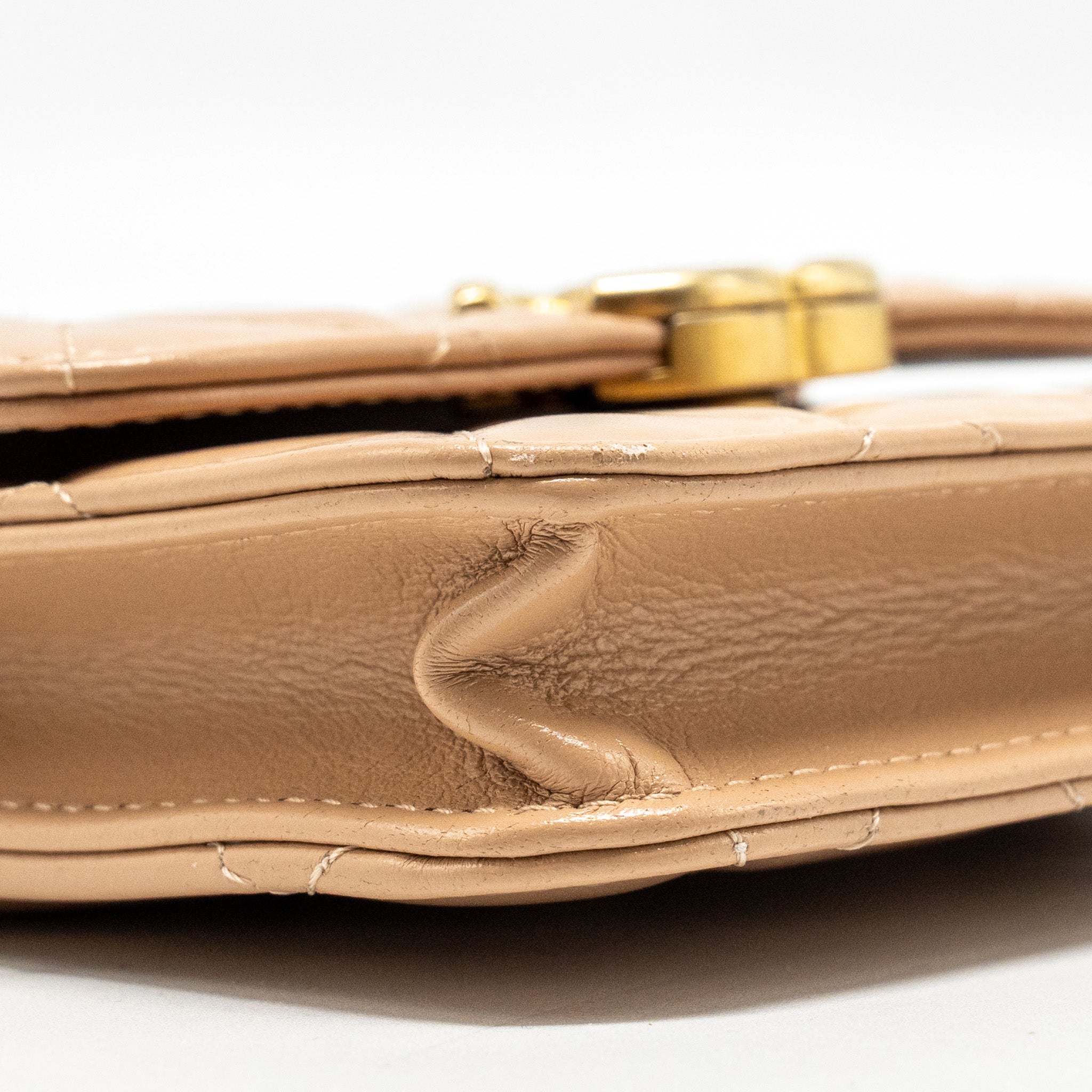 CHANEL 21A GOLD CRUSH MINI FLAP CLUTCH WITH ADJUSTABLE CHAIN CALFSKIN BEIGE GHW