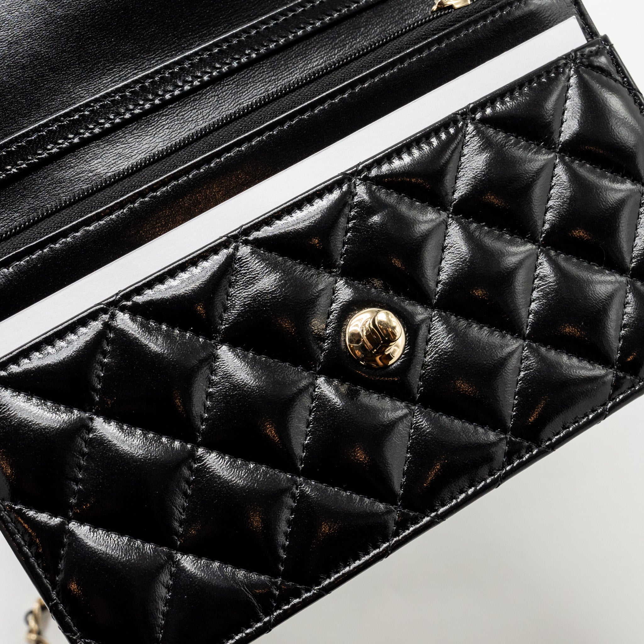 CHANEL WALLET ON CC DETAILED CHAIN SHINY LAMBSKIN BLACK GHW (MICROCHIP)