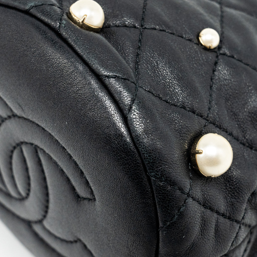 CHANEL 21S QUILTED MINI ABOUT PEARLS BUCKET BAG LAMBSKIN BLACK LGHW