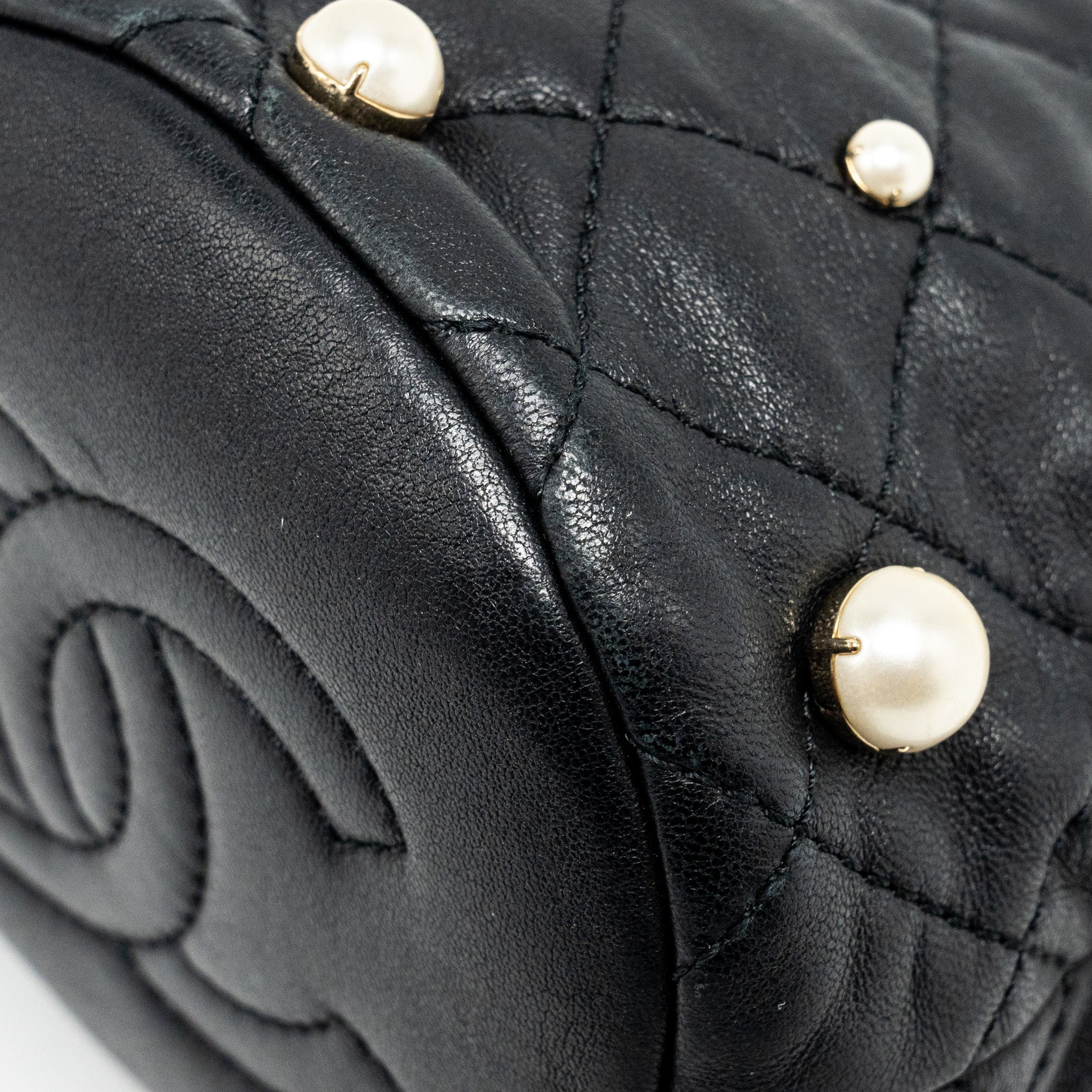 CHANEL 21S QUILTED MINI ABOUT PEARLS BUCKET BAG LAMBSKIN BLACK LGHW