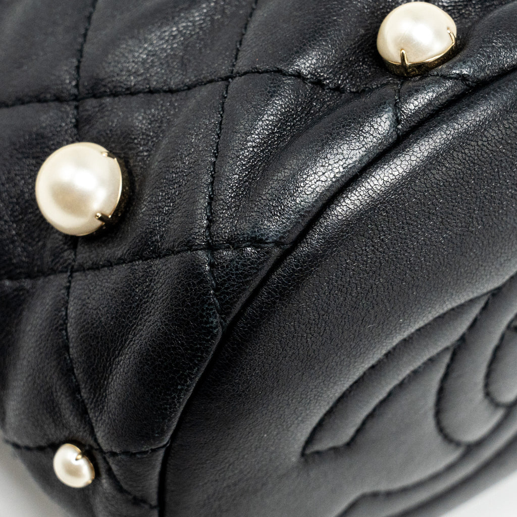 CHANEL 21S QUILTED MINI ABOUT PEARLS BUCKET BAG LAMBSKIN BLACK LGHW