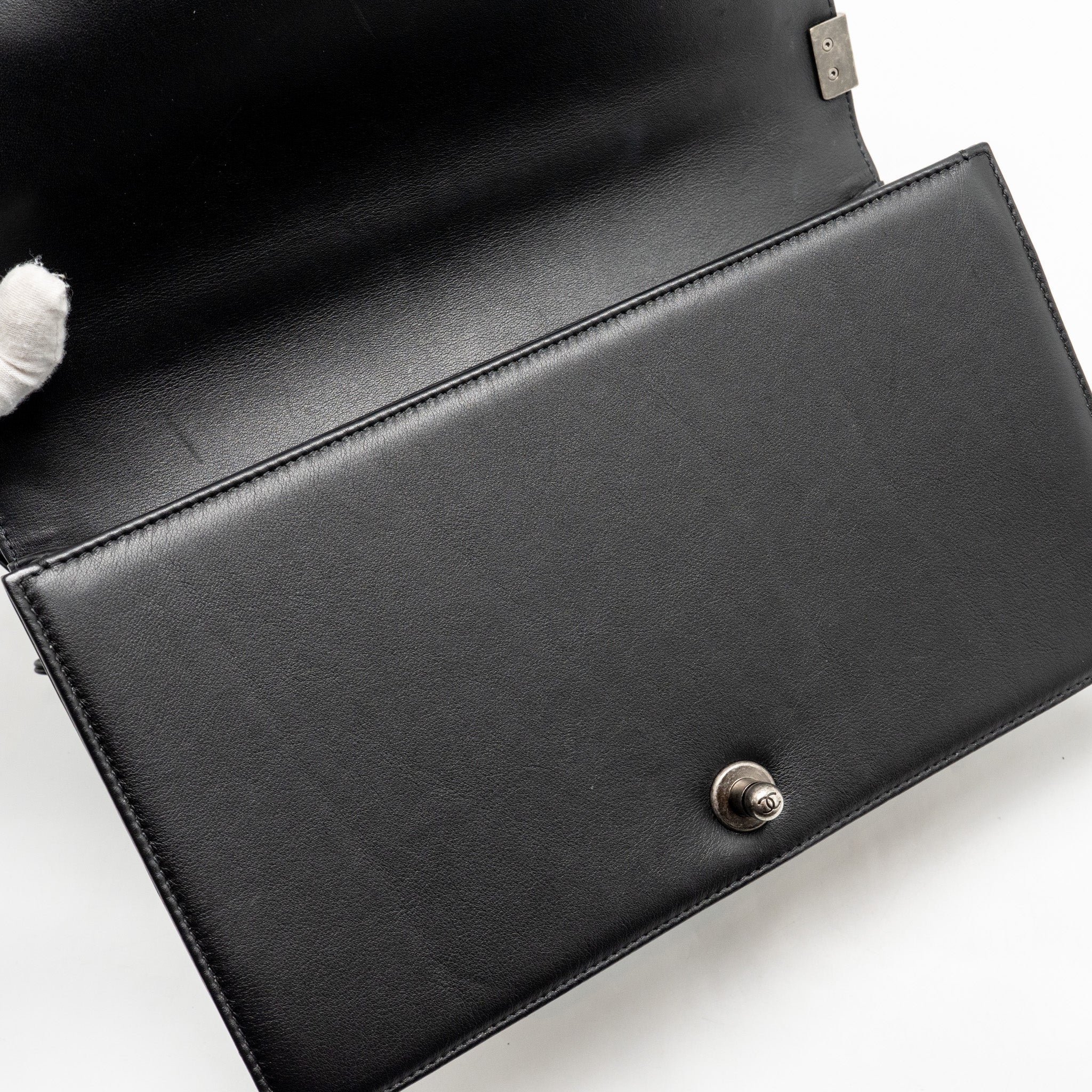 CHANEL NEW MEDIUM BOY BAG CALFSKIN BLACK RUTHENIUM HARDWARE