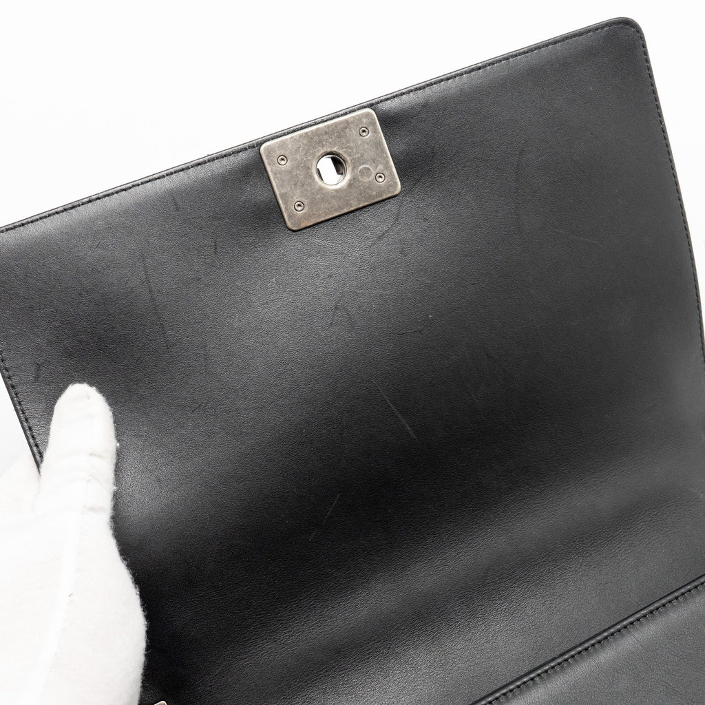CHANEL NEW MEDIUM BOY BAG CALFSKIN BLACK RUTHENIUM HARDWARE