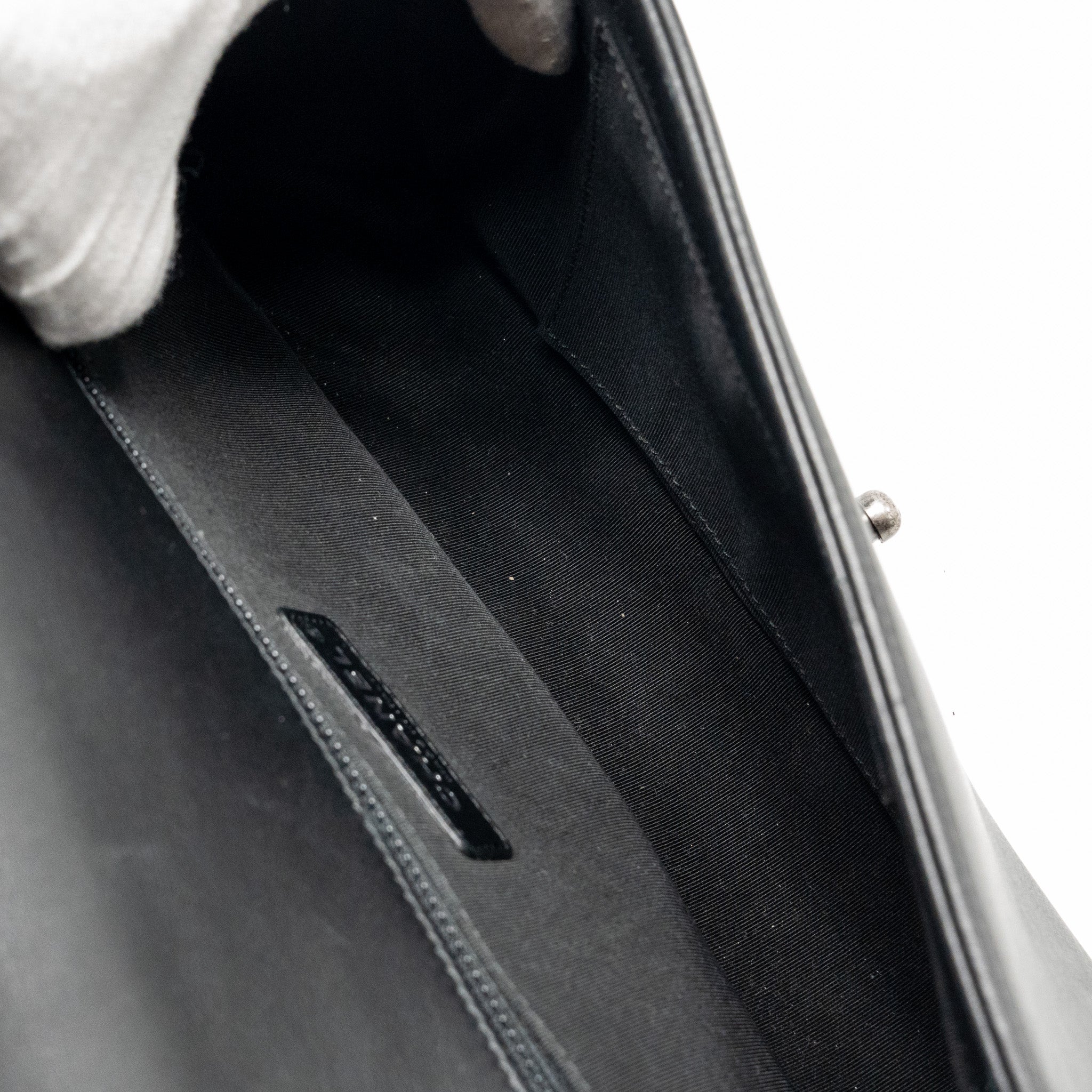CHANEL NEW MEDIUM BOY BAG CALFSKIN BLACK RUTHENIUM HARDWARE
