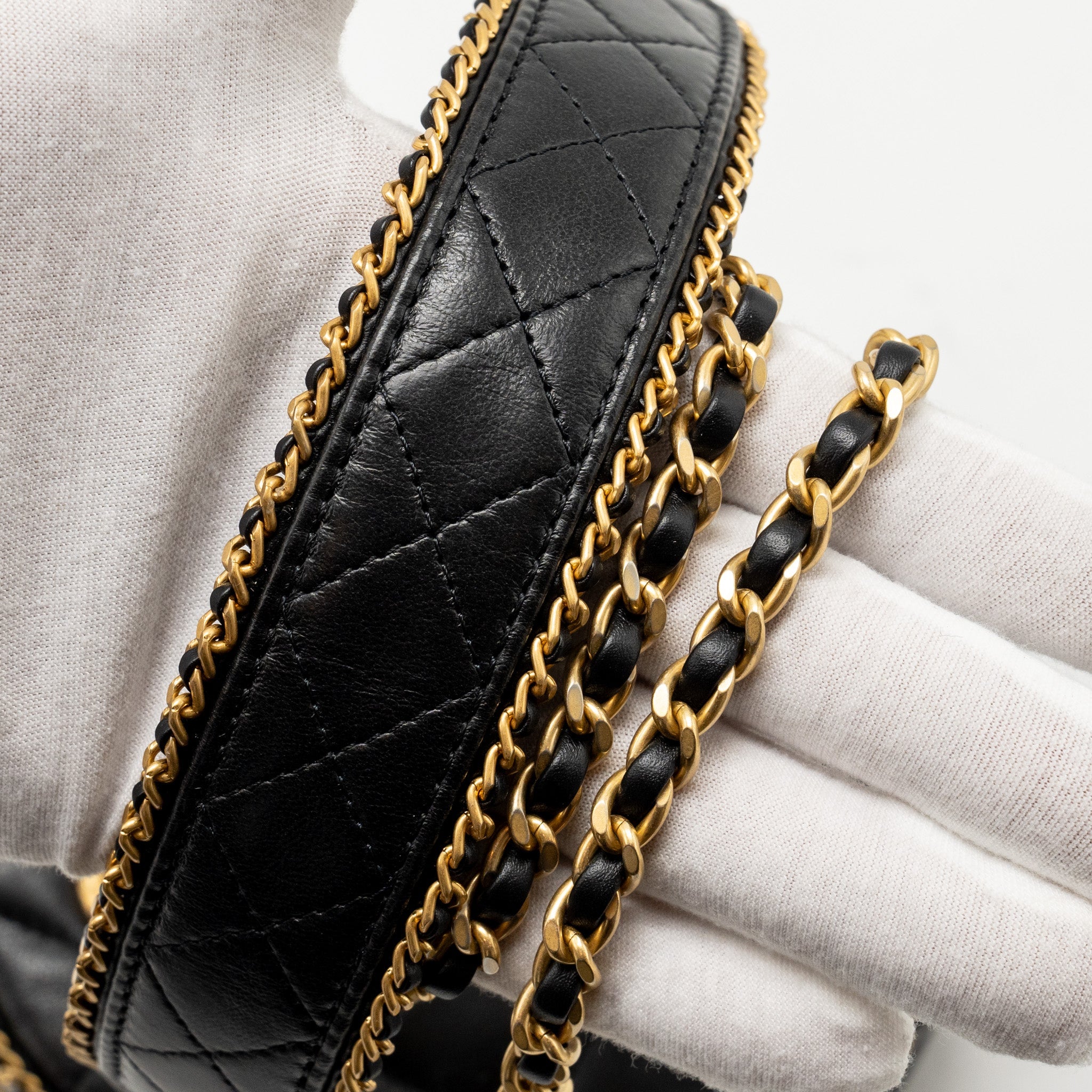 CHANEL ROUND VANITY WITH CHAIN LAMBSKIN BLACK GHW (MICROCHIP)
