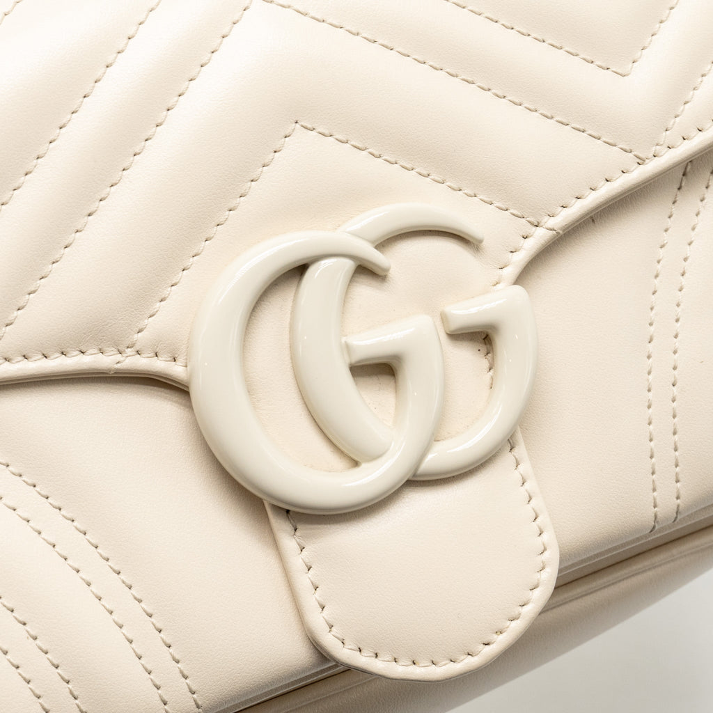 GUCCI MEDIUM GG MARMONT SHOULDER BAG WHITE MATELASSE CHEVRON LEATHER WITH WHITE HARDWARE