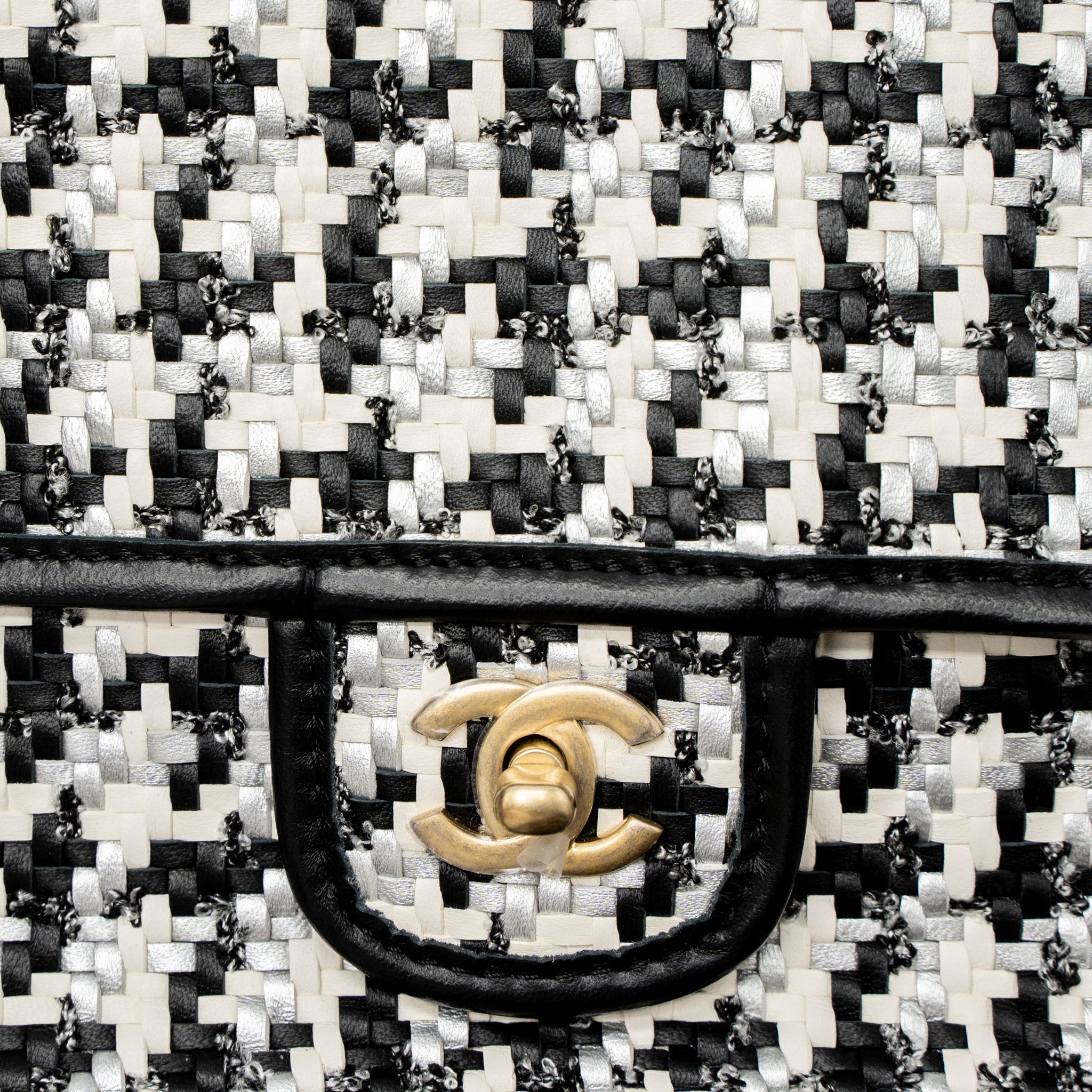 CHANEL 23C HOUNDSTOOTH WEAVING FLAP BAG TWEED/LAMBSKIN BLACK/WHITE BRUSHED GHW (MICROCHIP)