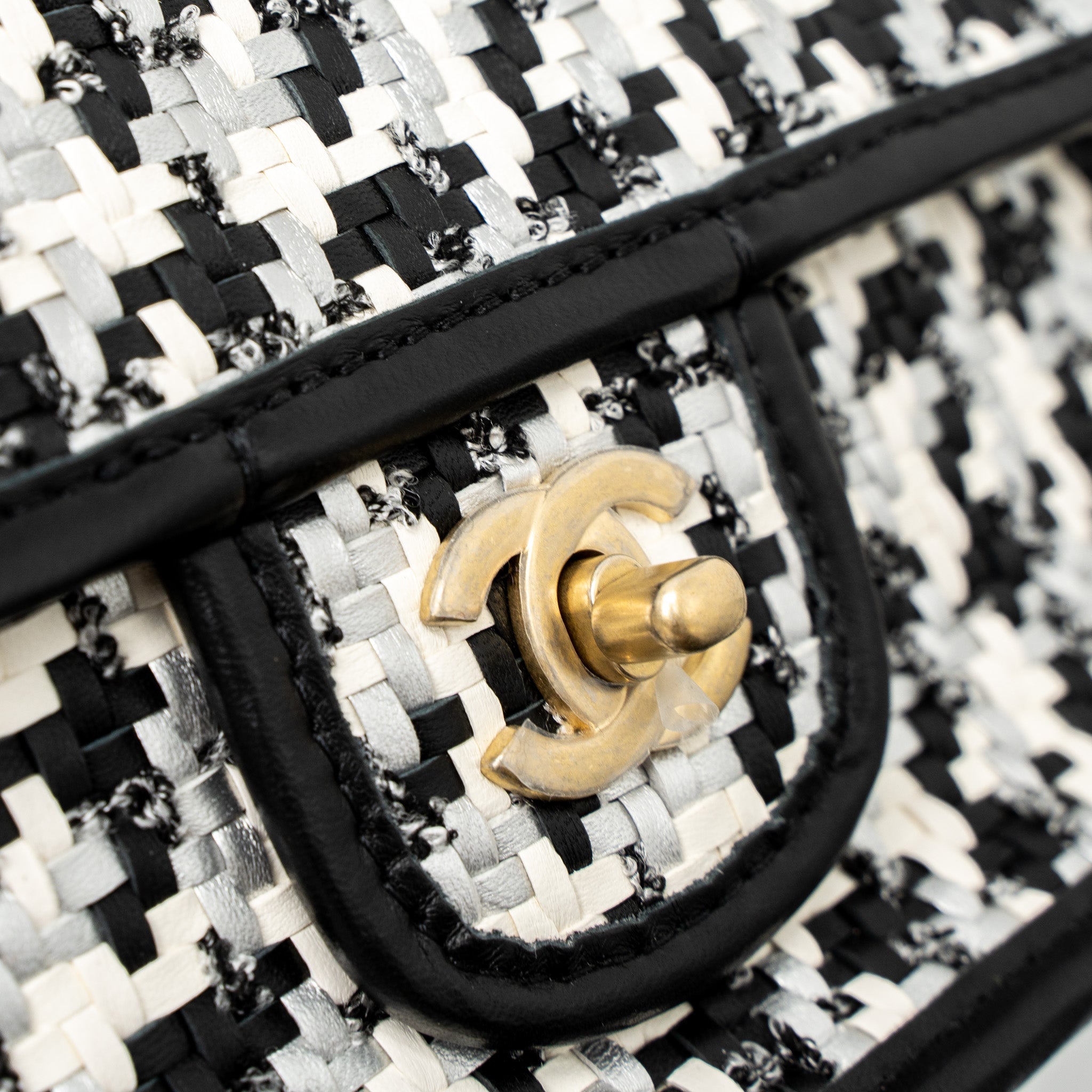 CHANEL 23C HOUNDSTOOTH WEAVING FLAP BAG TWEED/LAMBSKIN BLACK/WHITE BRUSHED GHW (MICROCHIP)