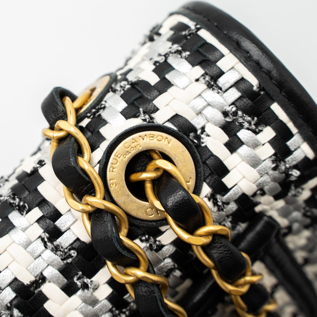 CHANEL 23C HOUNDSTOOTH WEAVING FLAP BAG TWEED/LAMBSKIN BLACK/WHITE BRUSHED GHW (MICROCHIP)