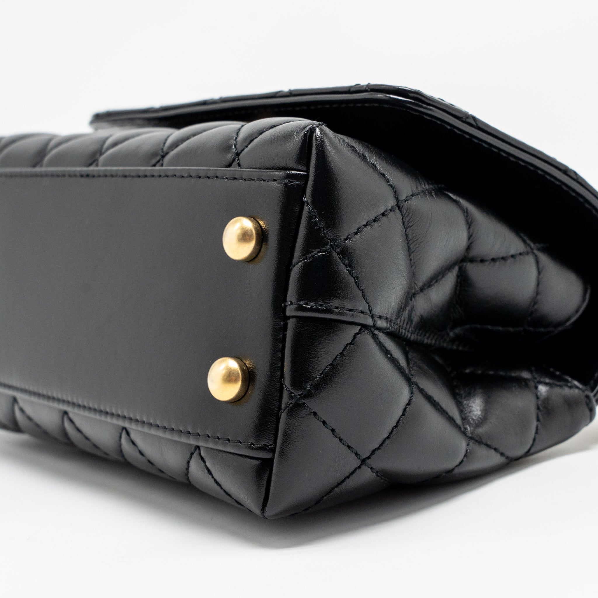 CHANEL DETAILED METAL TOP HANDLE MINI COCO HANDLE FLAP BAG SHINY CALFSKIN BLACK GHW (MICROCHIP)