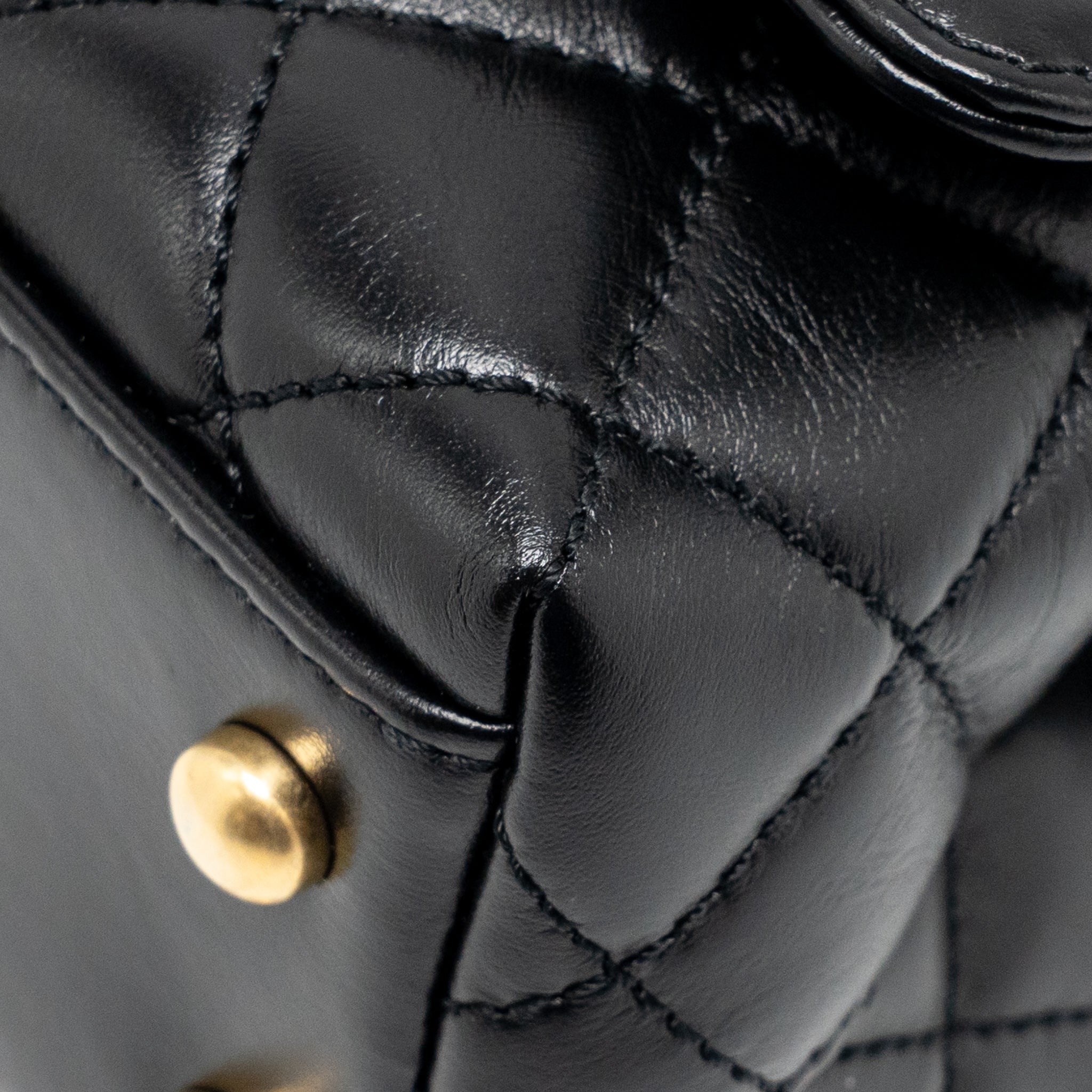 CHANEL DETAILED METAL TOP HANDLE MINI COCO HANDLE FLAP BAG SHINY CALFSKIN BLACK GHW (MICROCHIP)