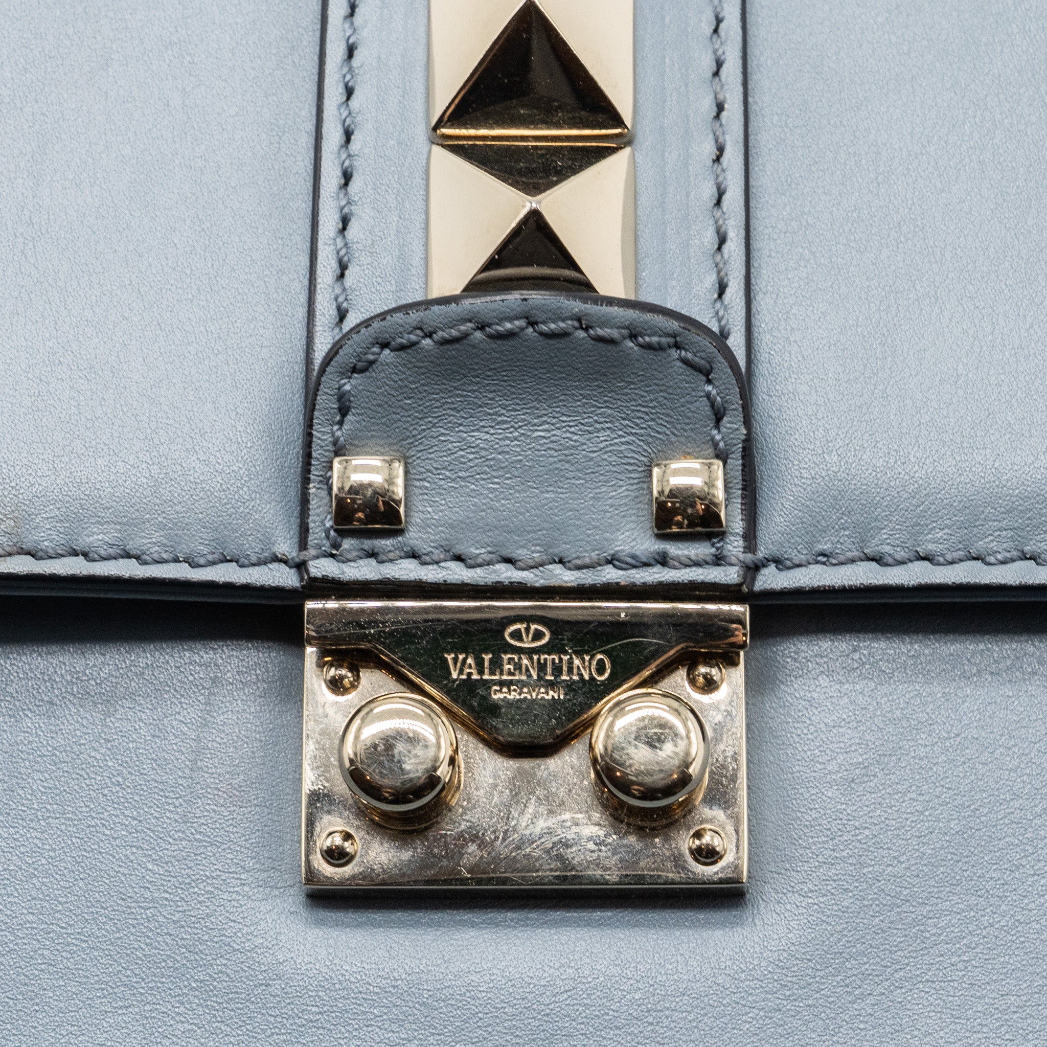 VALENTINO GARAVANI ROCKSTUD GLAM LOCK CHAIN BAG LEATHER LIGHT BLUE LGHW