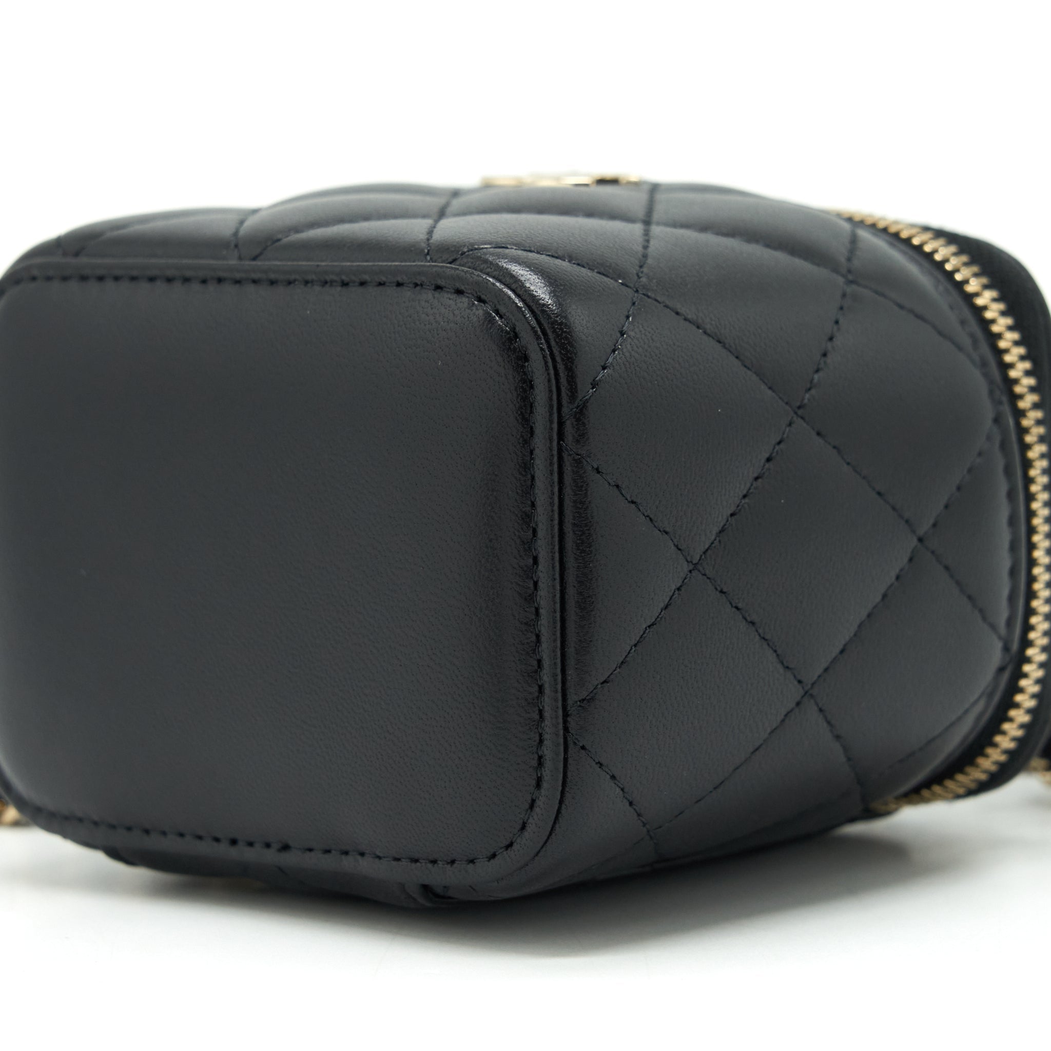 CHANEL 22P TOP HANDLE MINI VANITY WITH CHAIN WITH MIRROR INSIDE LAMBSKIN BLACK LGHW