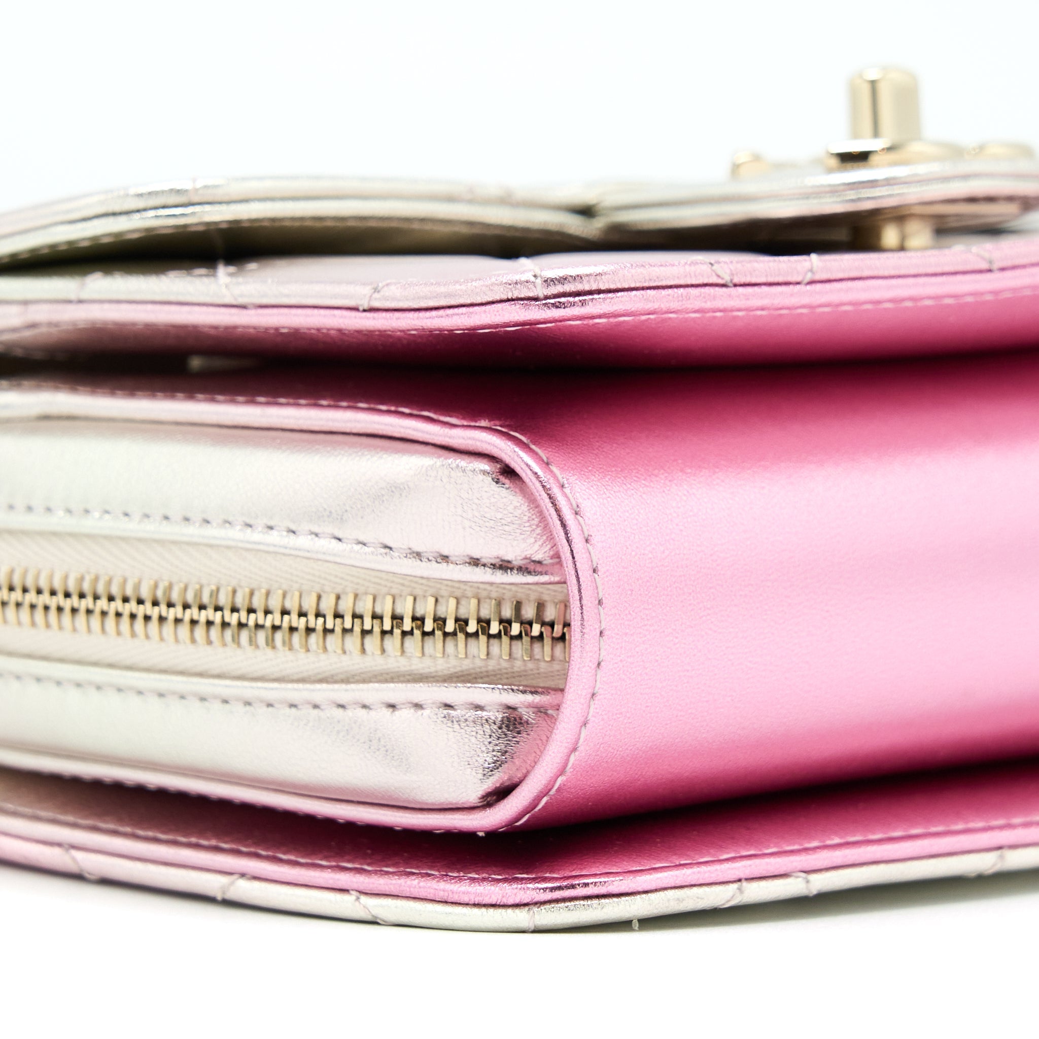 CHANEL 21P CROSSBODY FLAP BAG LAMBSKIN IRIDESCENT PINK LGHW(MICROCHIP)