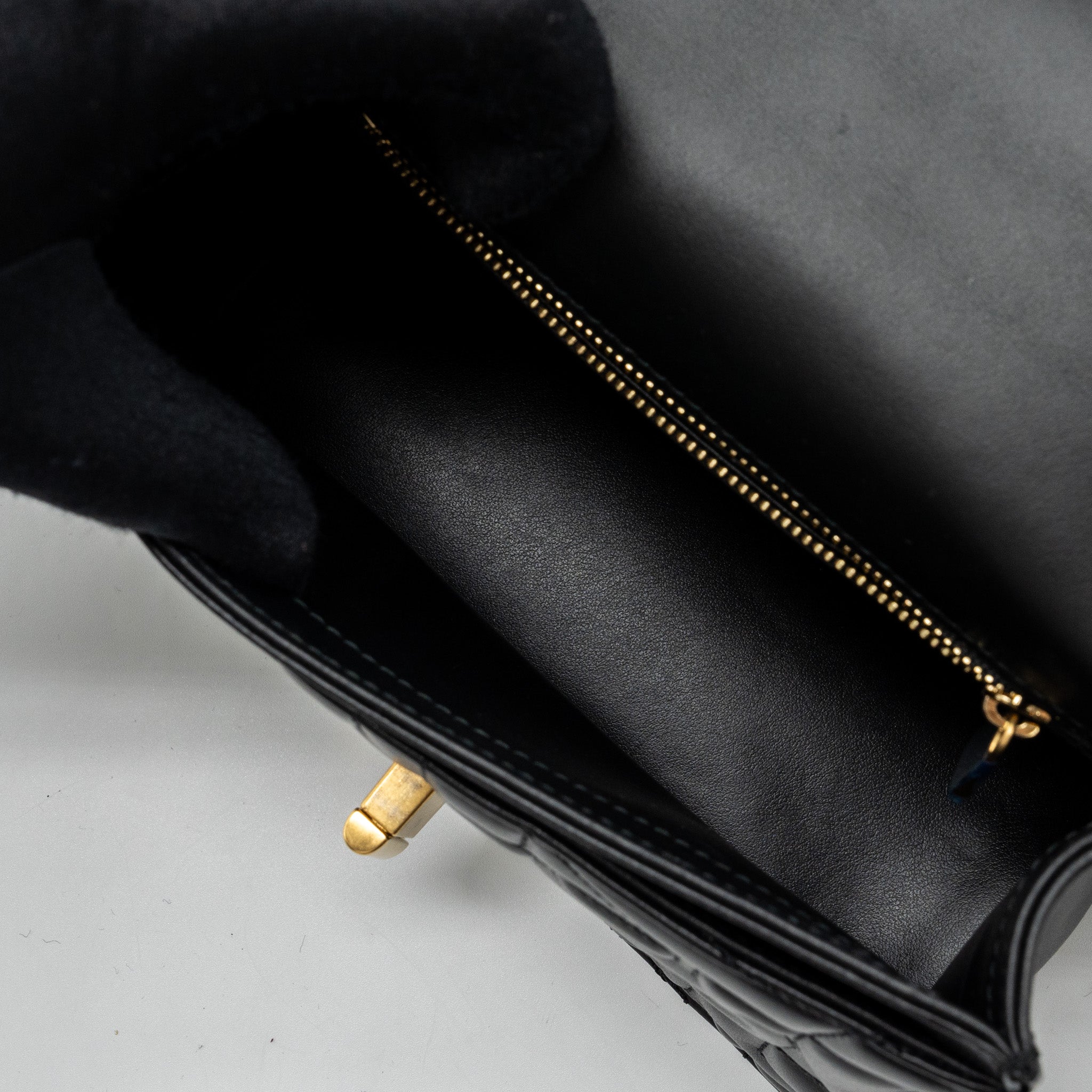 SALVATORE FERRAGAMO GLANCING QUILTED LEATHER SHOULDER BAG CALFSKIN BLACK GHW