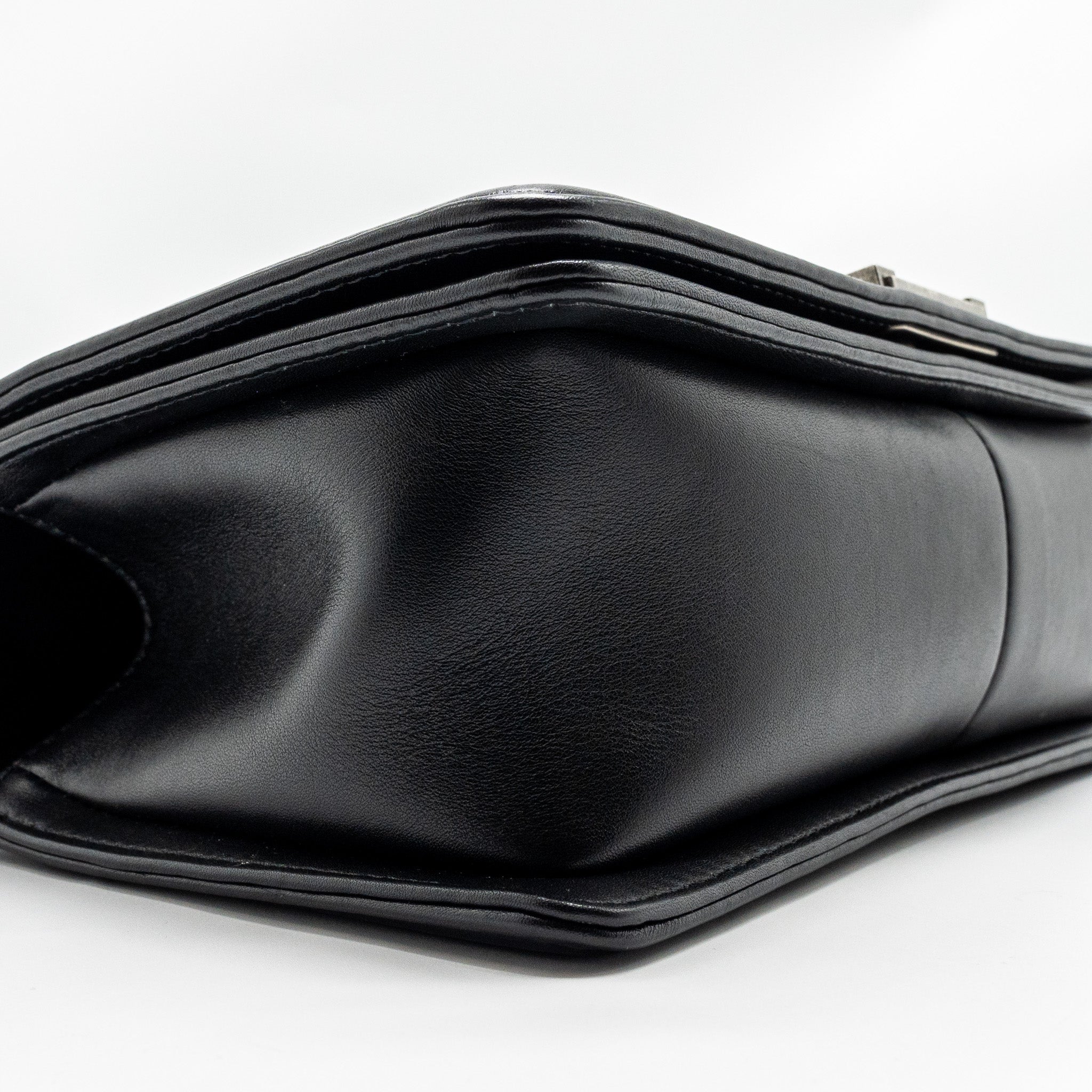 CHANEL MEDIUM BOY BAG CALFSKIN BLACK RUTHENIUM HARDWARE
