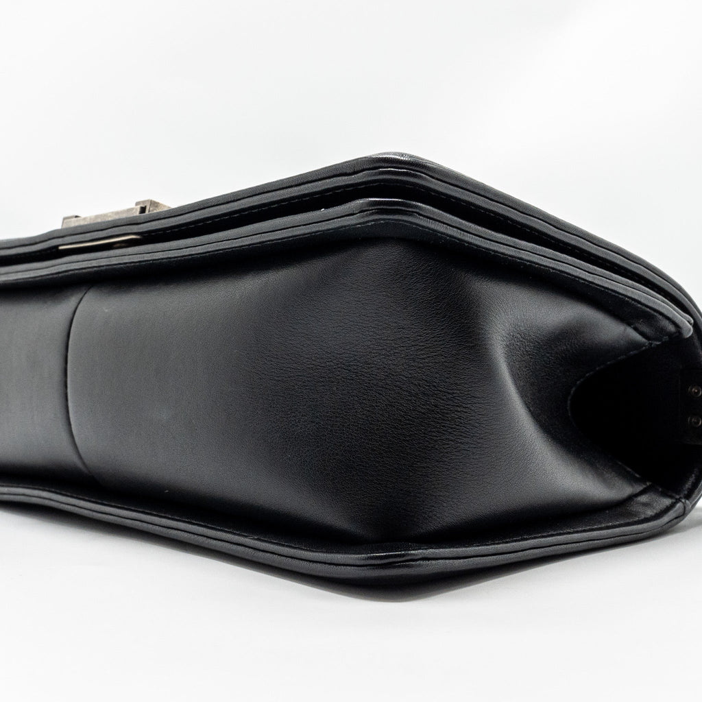 CHANEL MEDIUM BOY BAG CALFSKIN BLACK RUTHENIUM HARDWARE