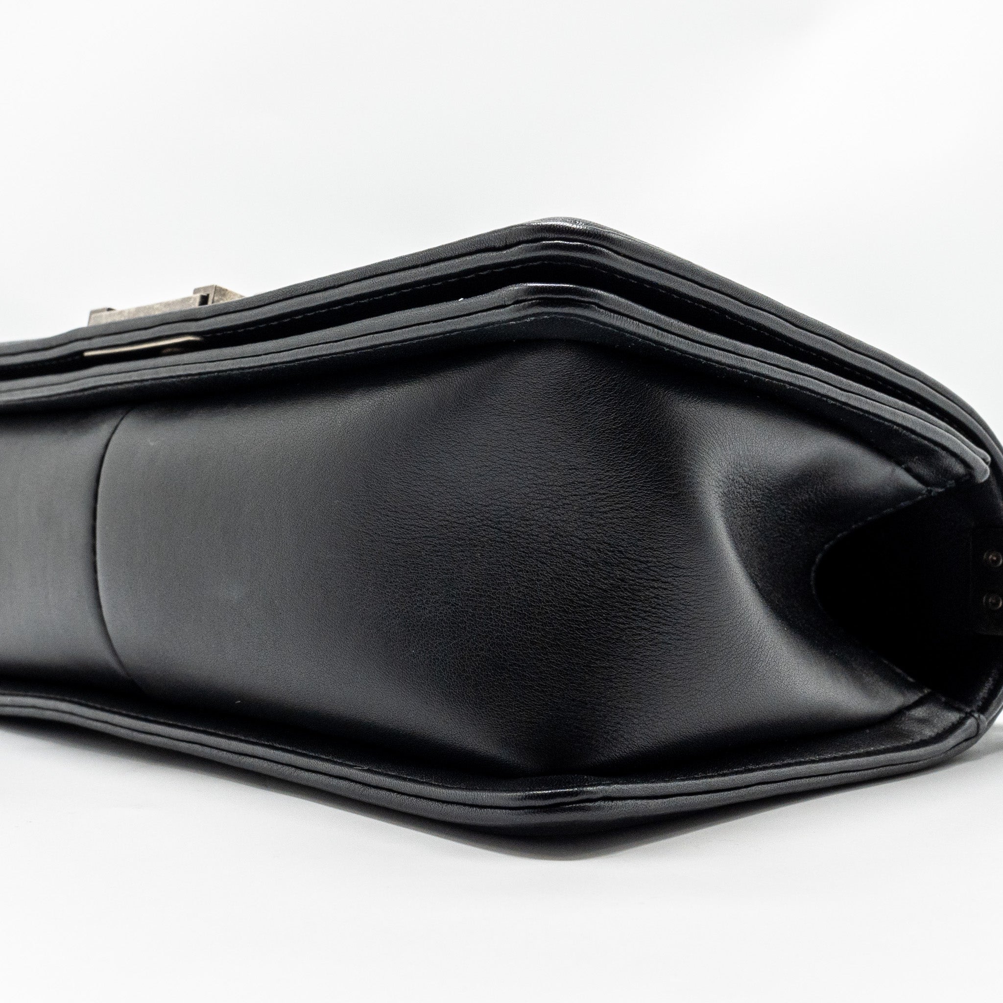 CHANEL MEDIUM BOY BAG CALFSKIN BLACK RUTHENIUM HARDWARE