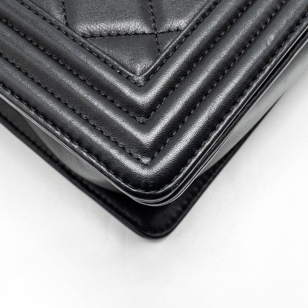 CHANEL MEDIUM BOY BAG CALFSKIN BLACK RUTHENIUM HARDWARE