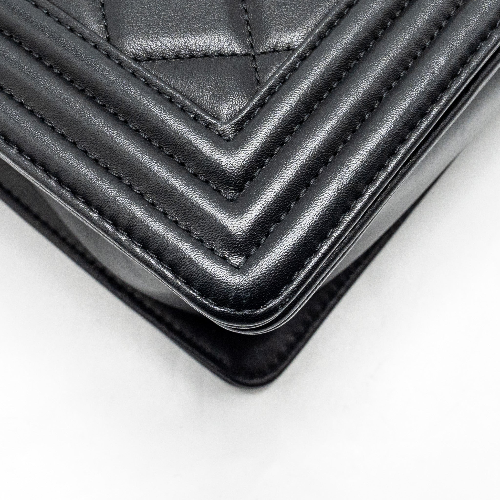 CHANEL MEDIUM BOY BAG CALFSKIN BLACK RUTHENIUM HARDWARE
