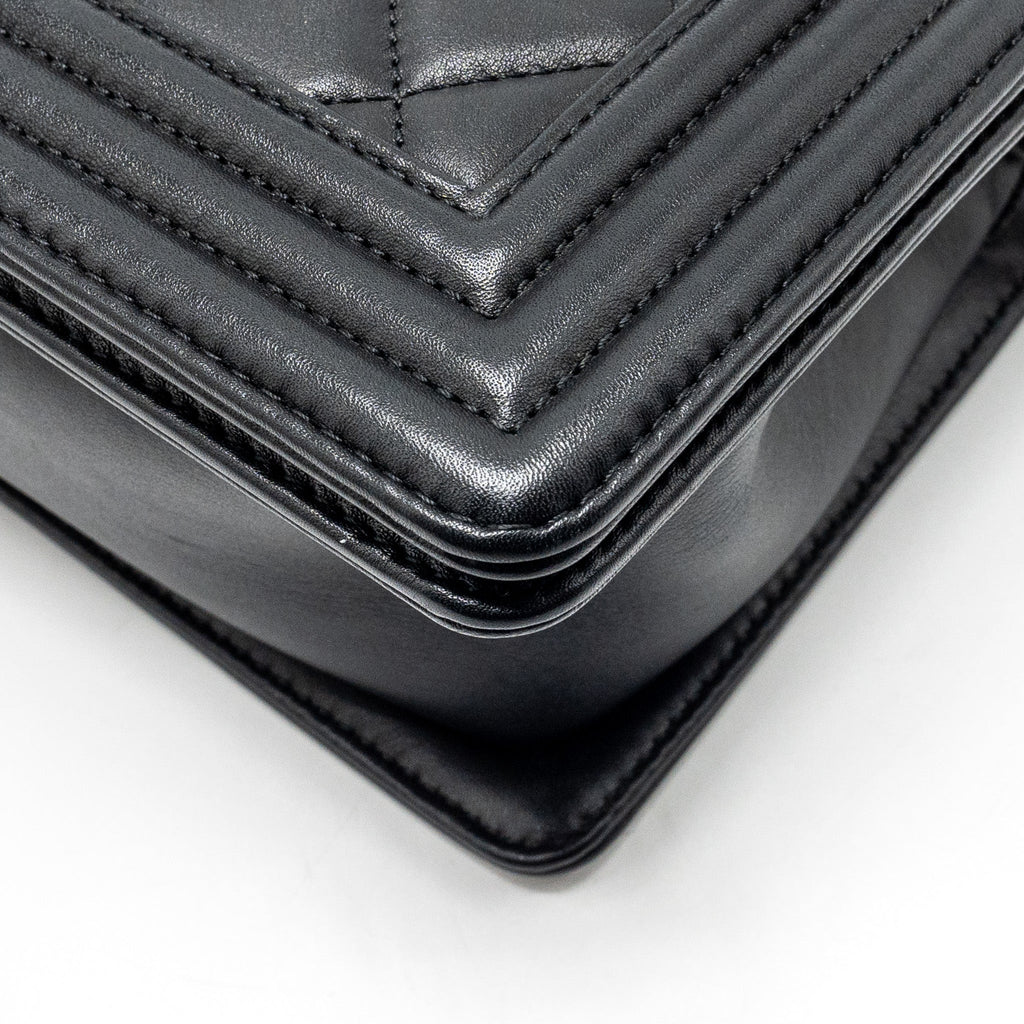 CHANEL MEDIUM BOY BAG CALFSKIN BLACK RUTHENIUM HARDWARE