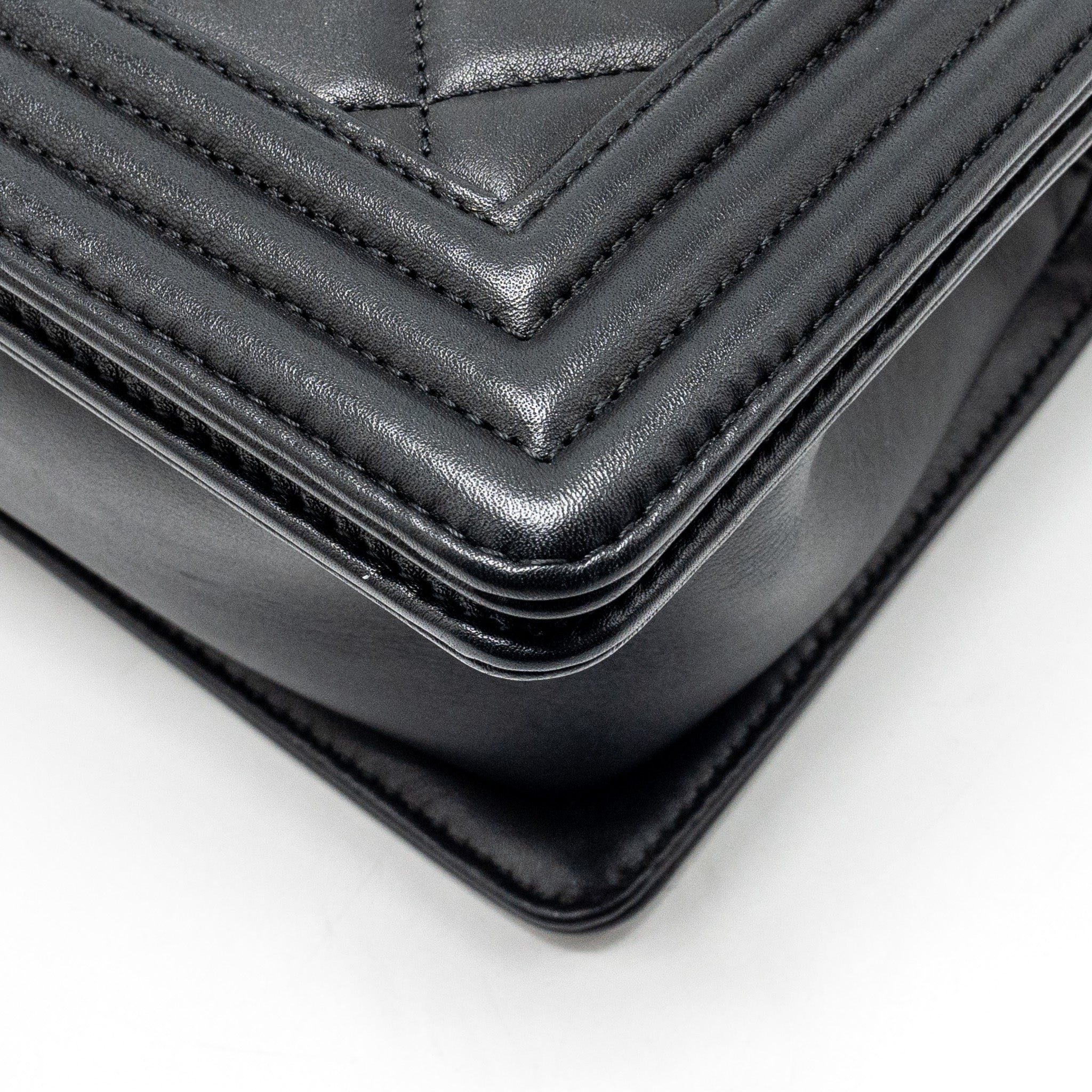 CHANEL MEDIUM BOY BAG CALFSKIN BLACK RUTHENIUM HARDWARE