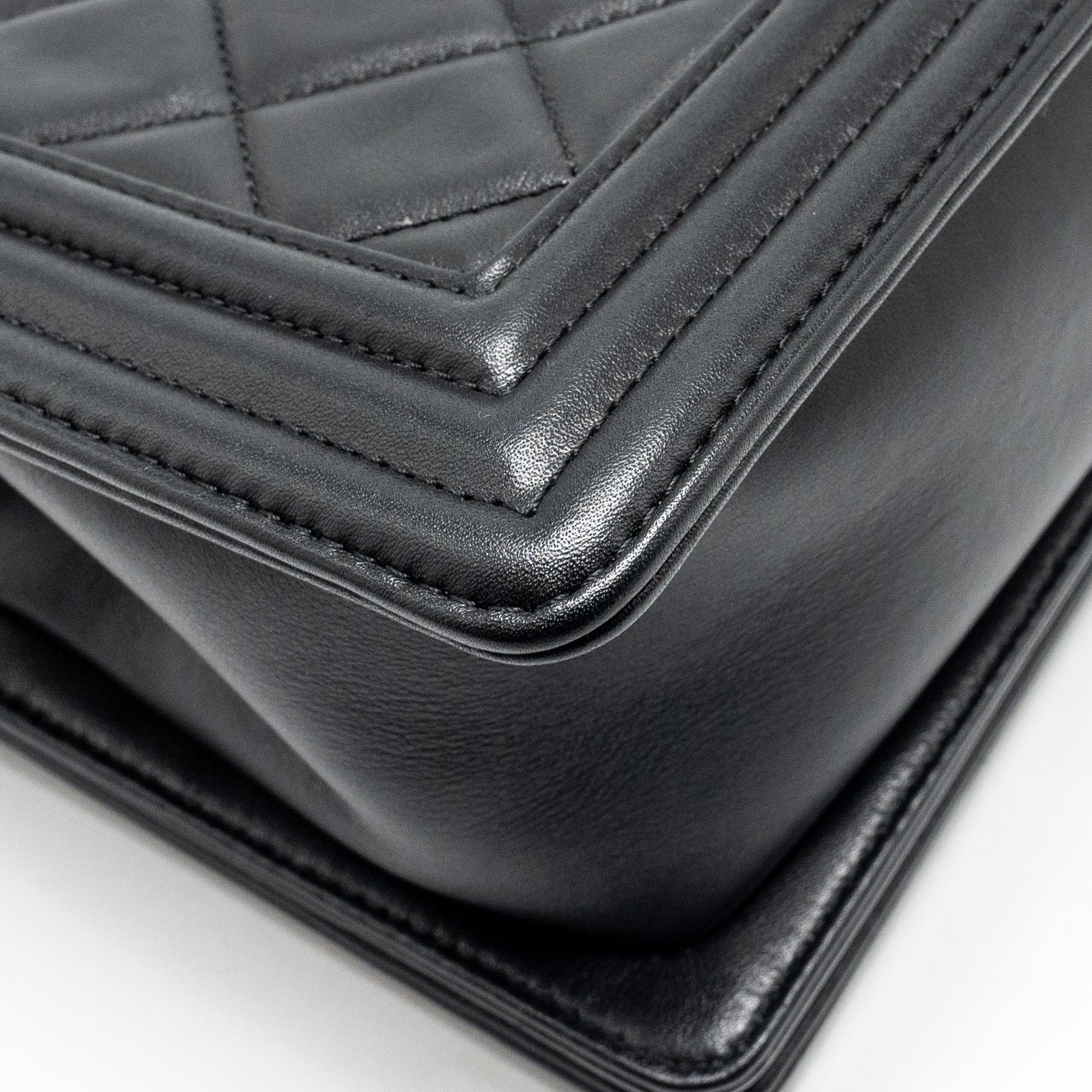 CHANEL MEDIUM BOY BAG CALFSKIN BLACK RUTHENIUM HARDWARE
