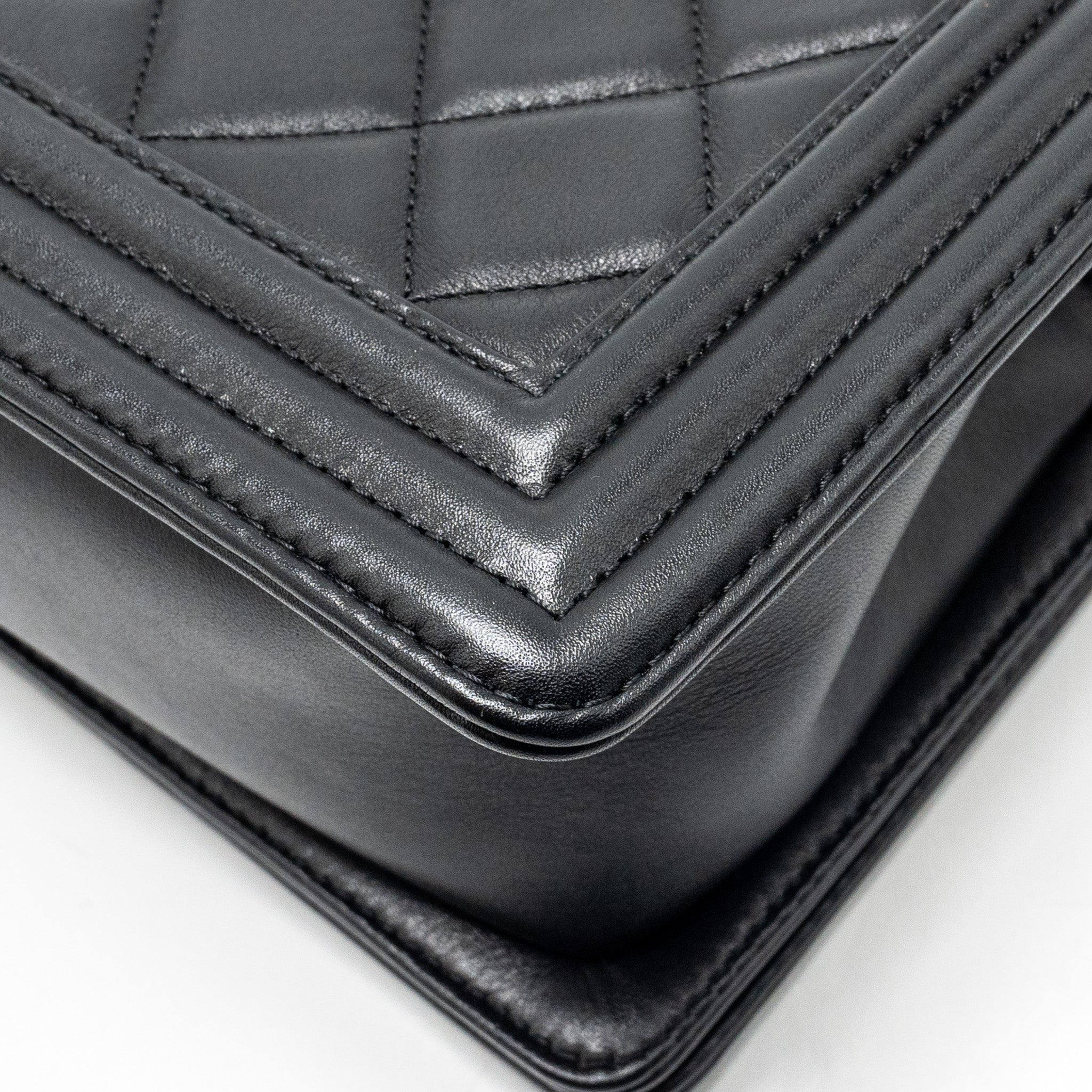 CHANEL MEDIUM BOY BAG CALFSKIN BLACK RUTHENIUM HARDWARE