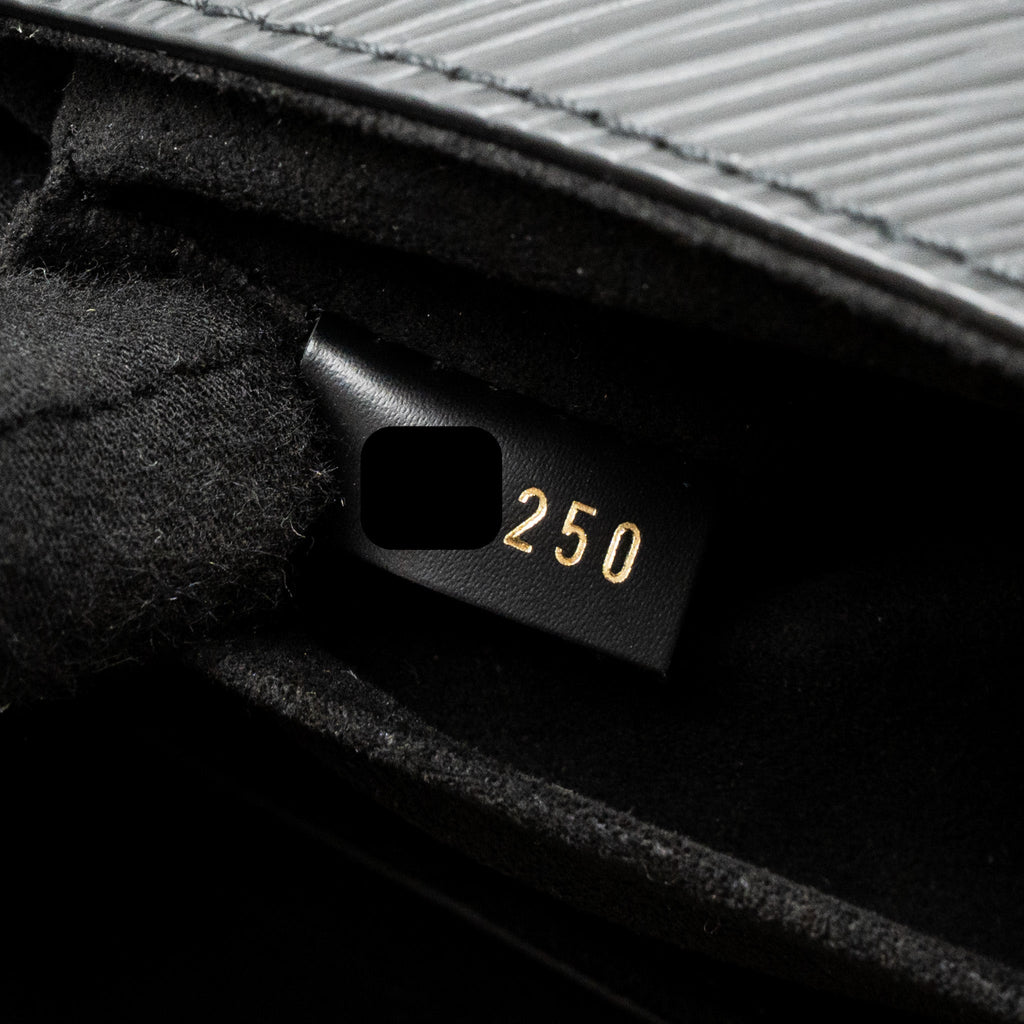 LOUIS VUITTON TWIST MM EPI BLACK GHW