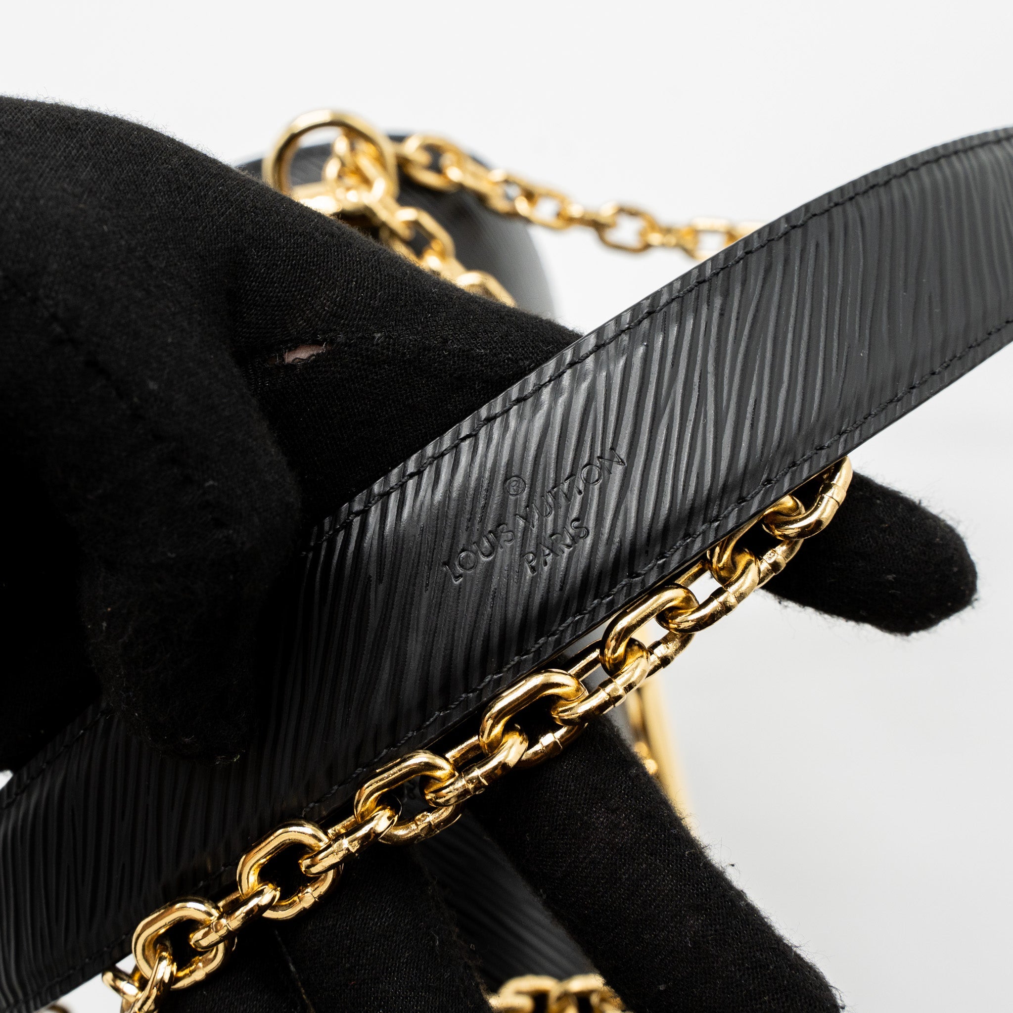 LOUIS VUITTON TWIST MM EPI BLACK GHW