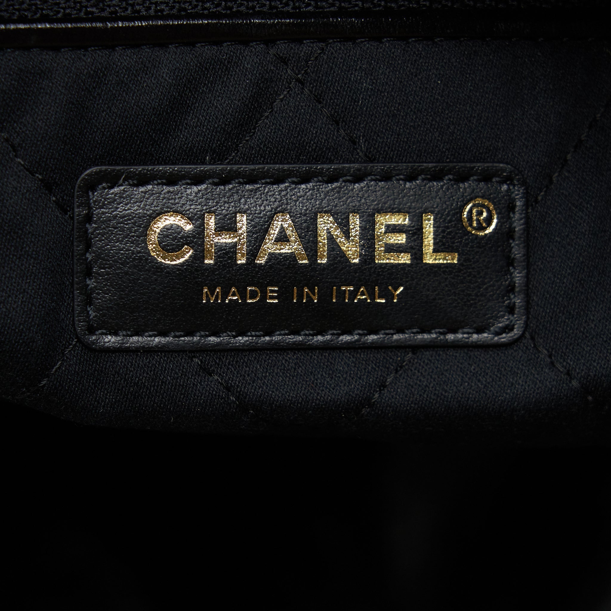 CHANEL 22 BAG SHINY CALFSKIN BLACK GHW