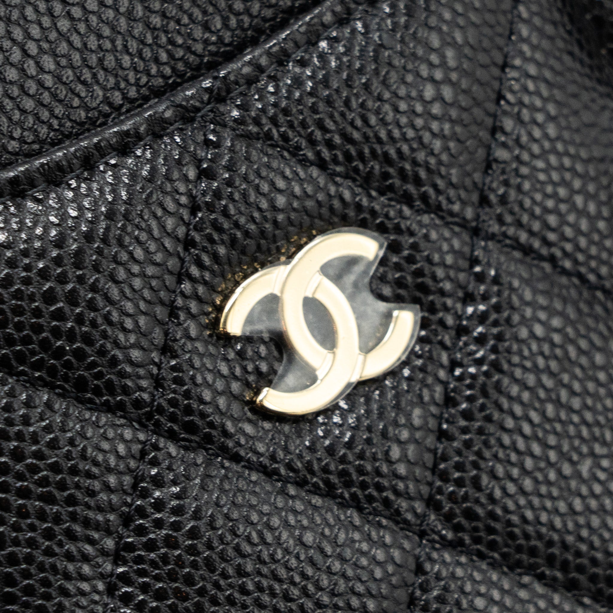 CHANEL 23K VERTICAL CARD HOLDER CAVIAR BLACK LGHW (MICROCHIP)