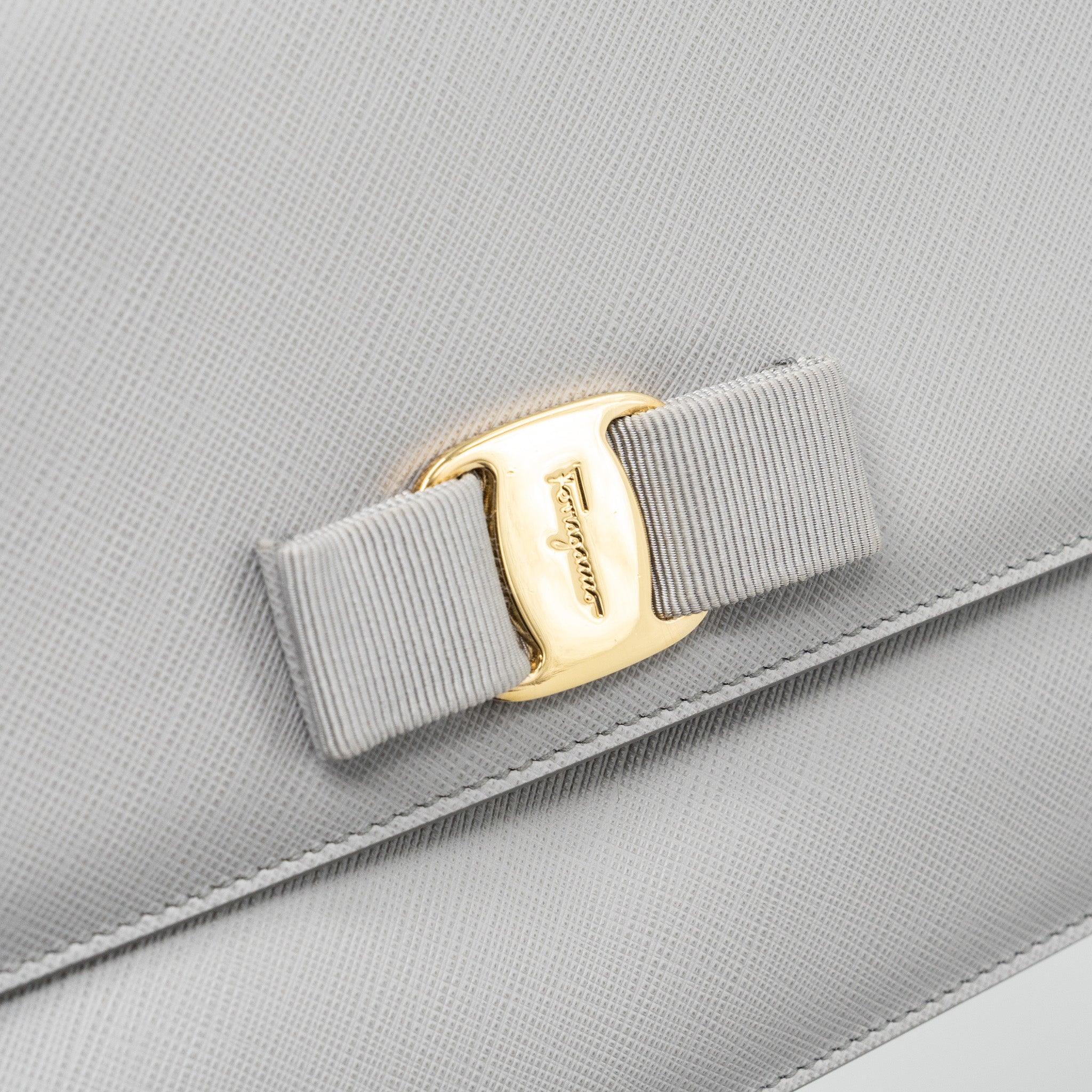 FERRAGAMO GINNY CHAIN BAG CALFSKIN LIGHT GREY LGHW