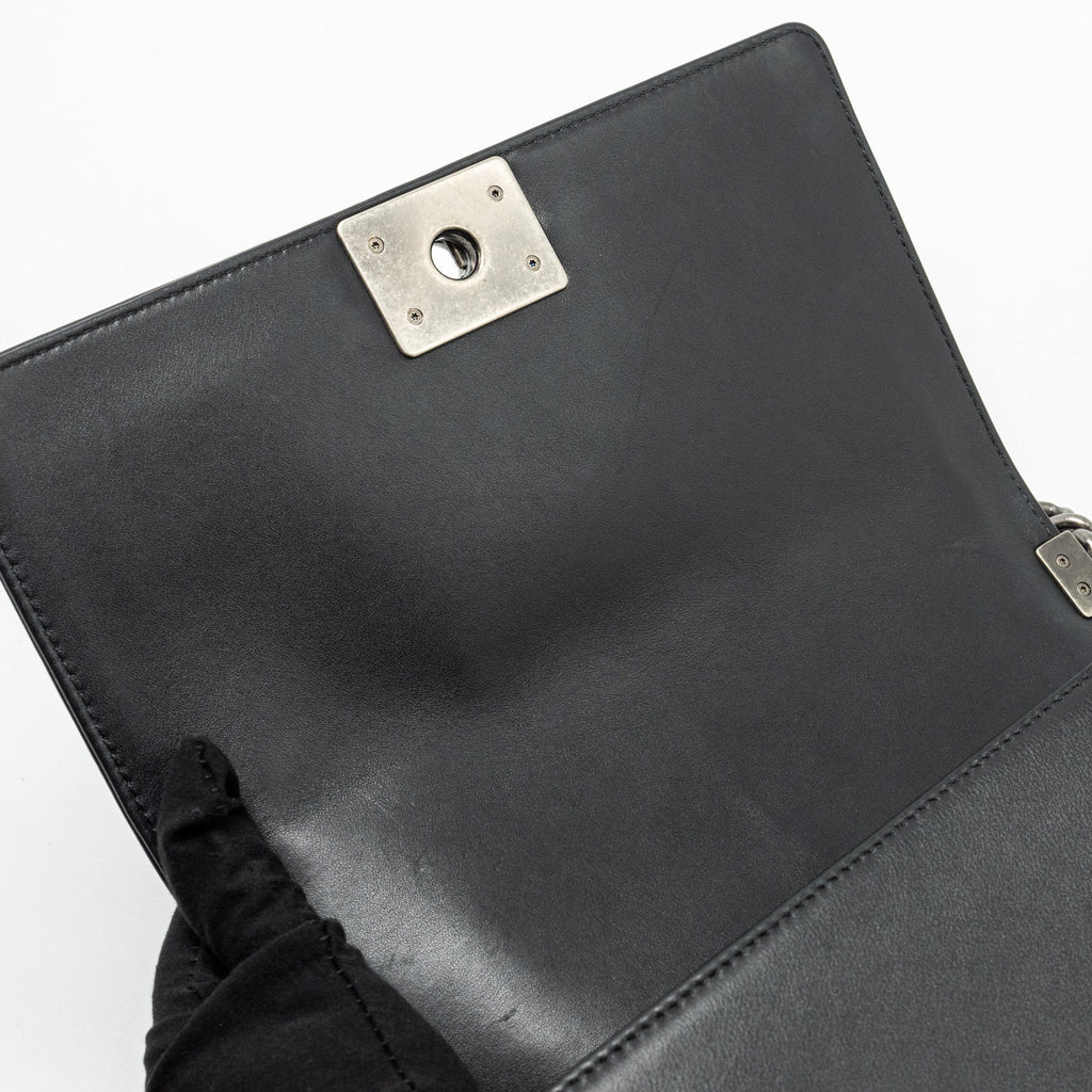 CHANEL MEDIUM BOY BAG CALFSKIN BLACK RUTHENIUM HARDWARE