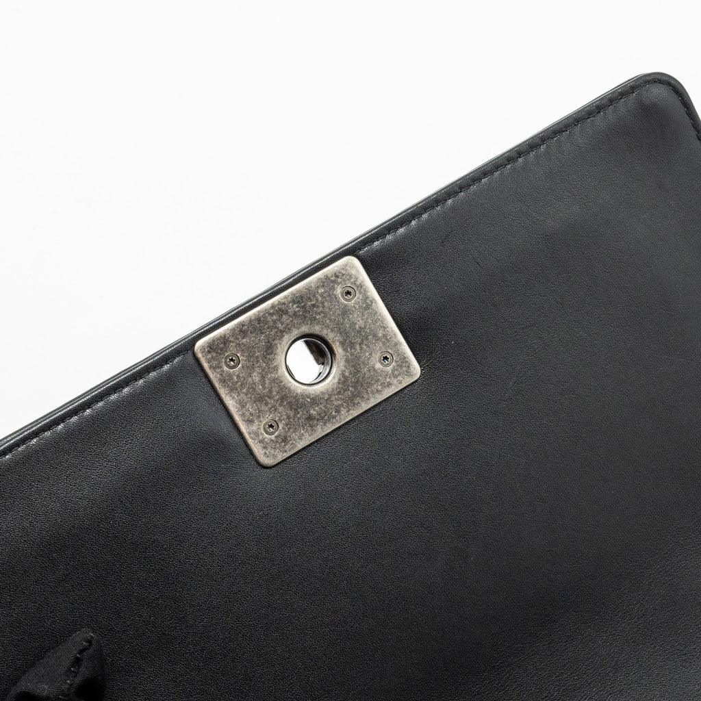 CHANEL MEDIUM BOY BAG CALFSKIN BLACK RUTHENIUM HARDWARE