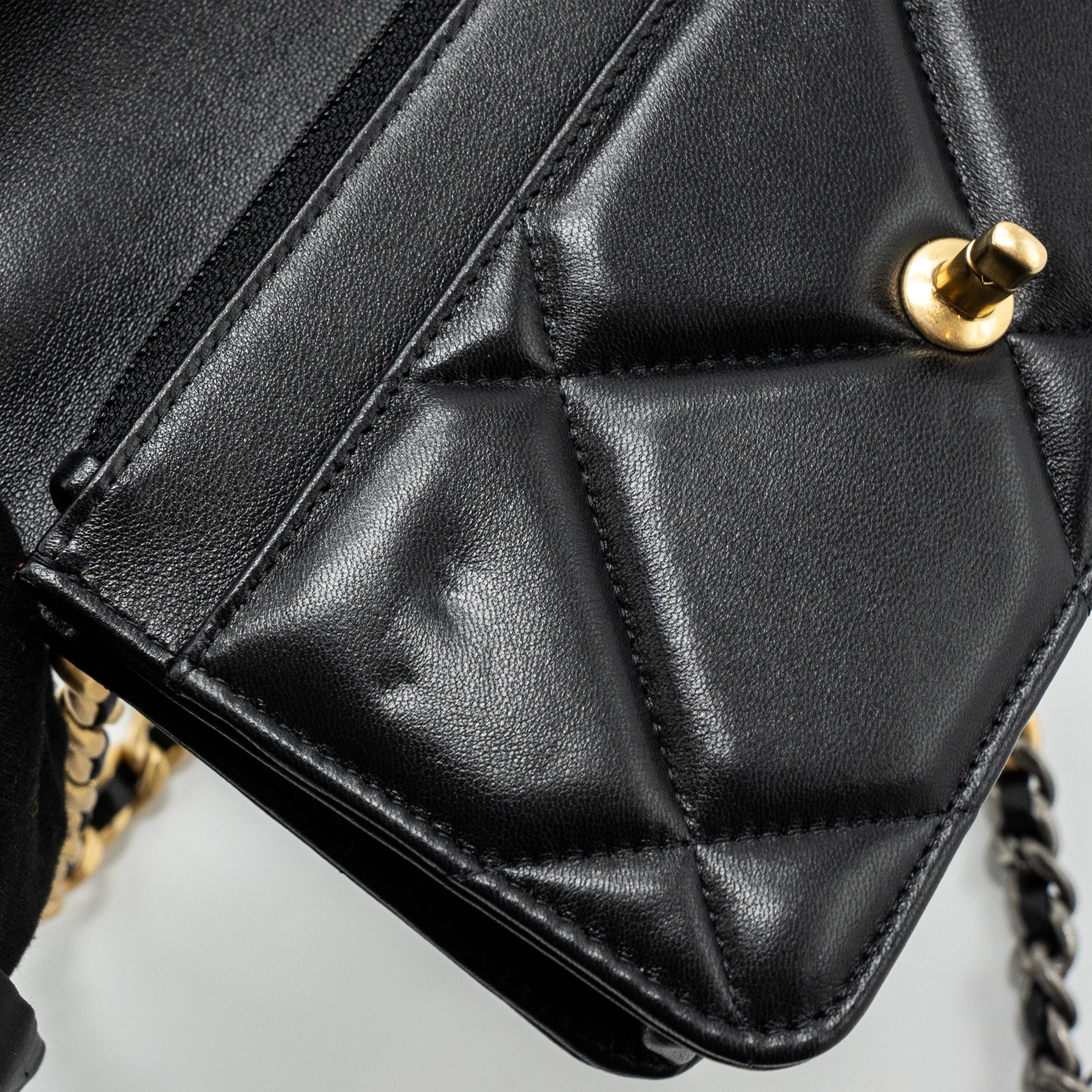 CHANEL 19 WALLET ON CHAIN LAMBSKIN BLACK MULTICOLOUR HARDWARE (MICROCHIP)