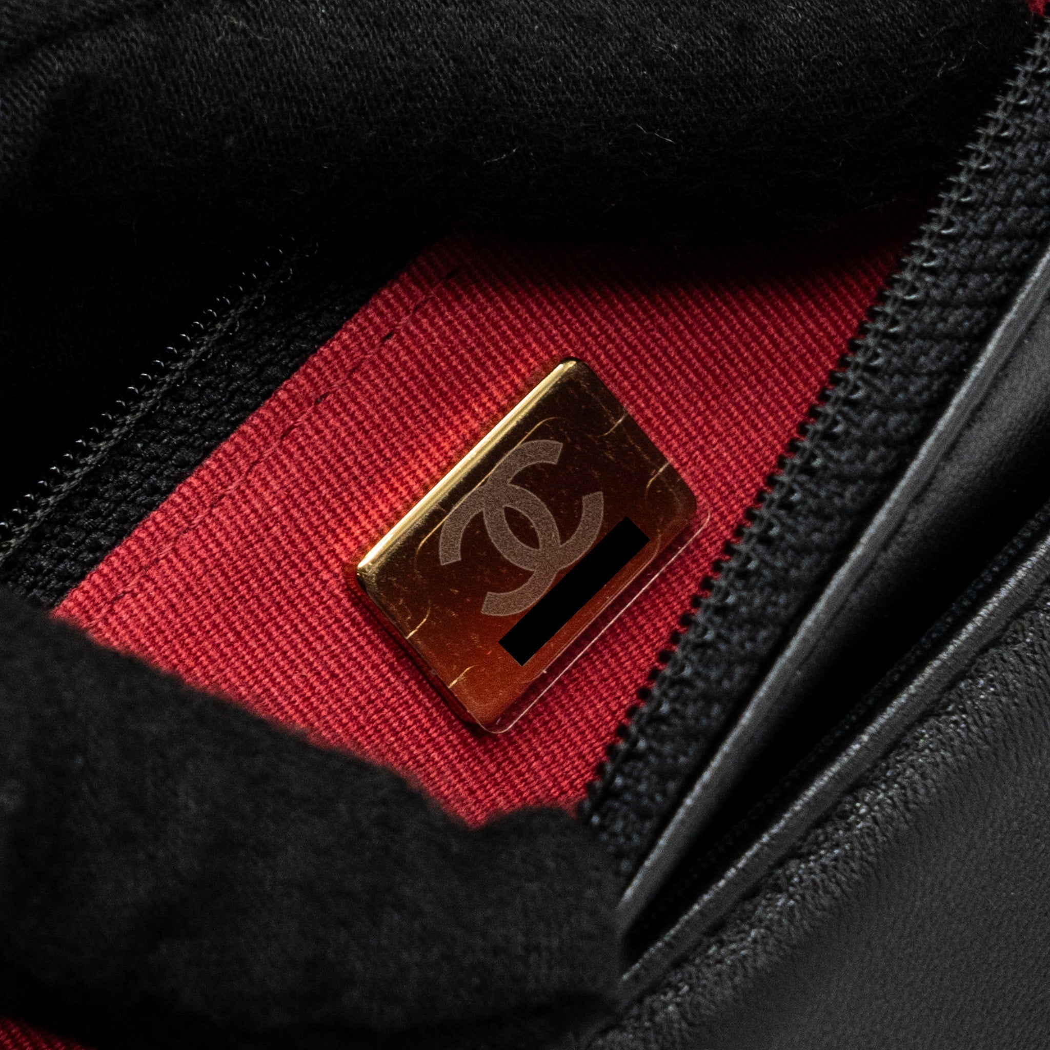 CHANEL 19 WALLET ON CHAIN LAMBSKIN BLACK MULTICOLOUR HARDWARE (MICROCHIP)