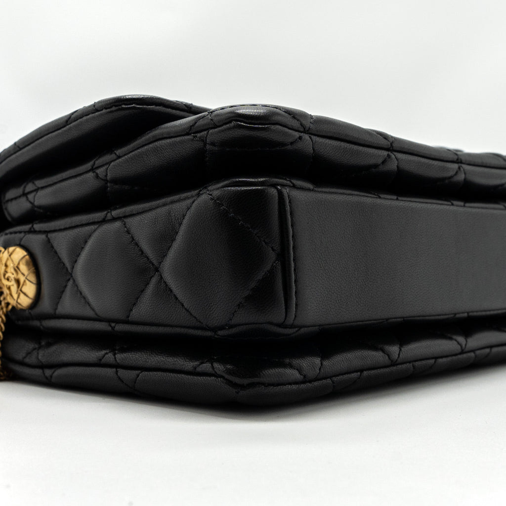 CHANEL 22A BUTTON ON CHAIN FLAP SHOULDER BAG LAMBSKIN BLACK BRUSHED GHW(MICROCHIP)