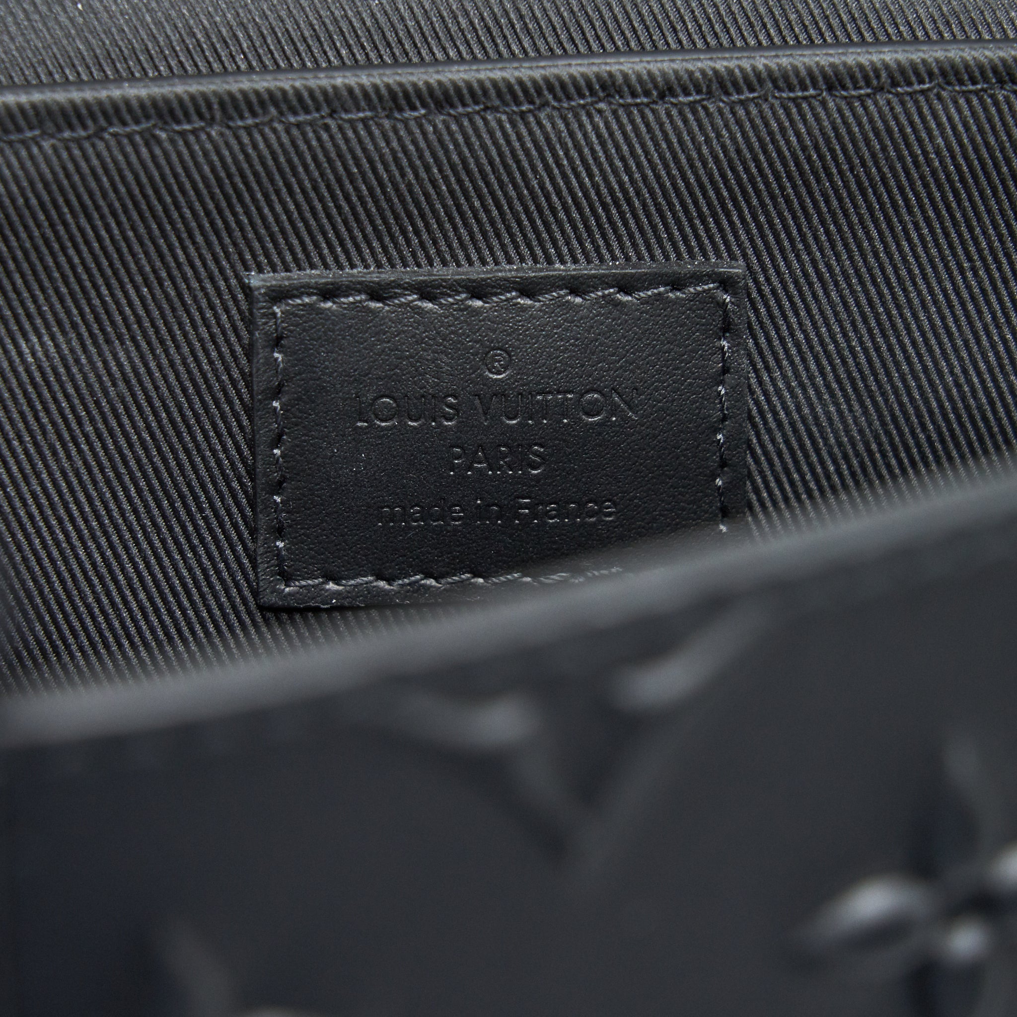 LOUIS VUITTON TRUNK SLINGBAG BLACK
