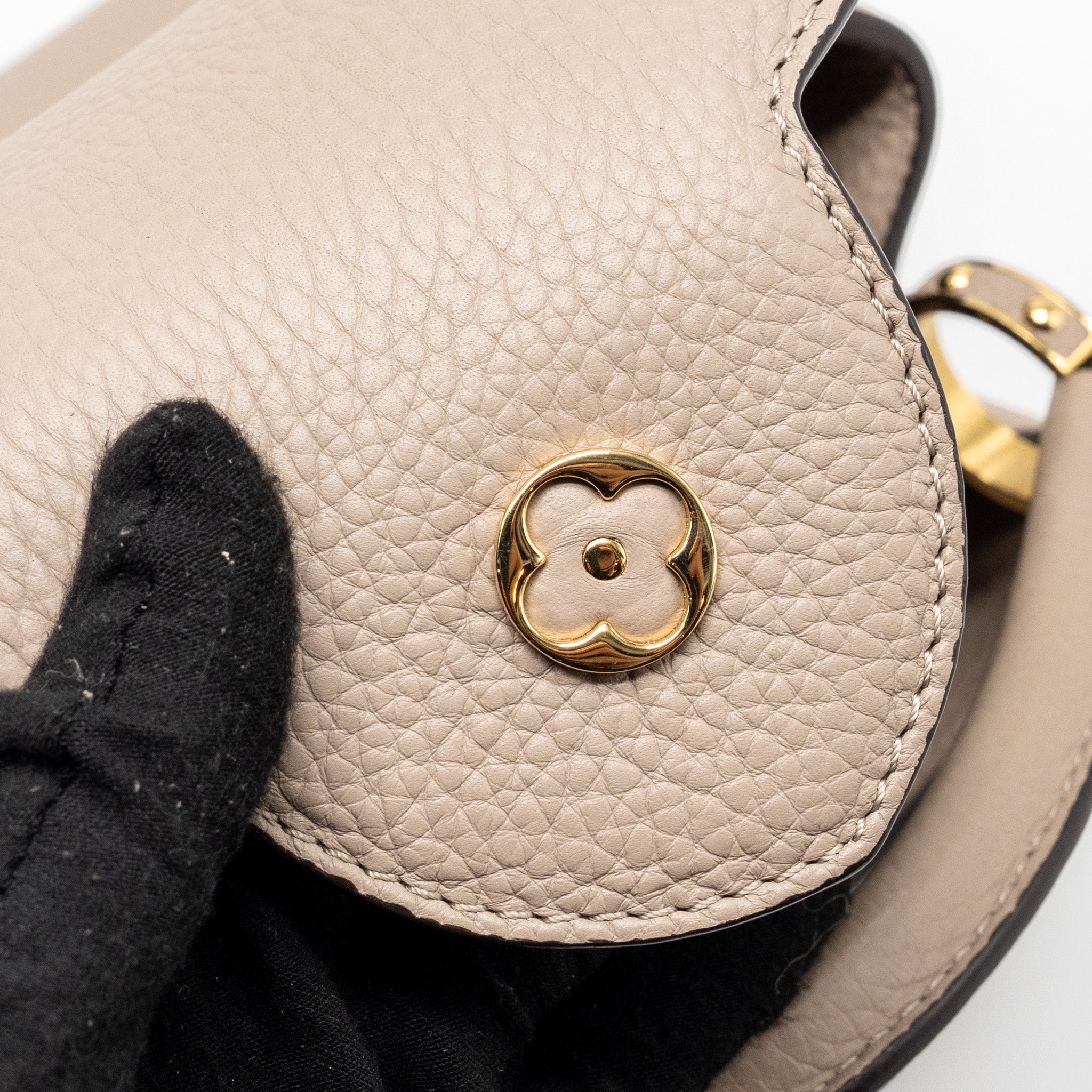 LOUIS VUITTON CAPUCINES BB TAURILLON GALET GHW