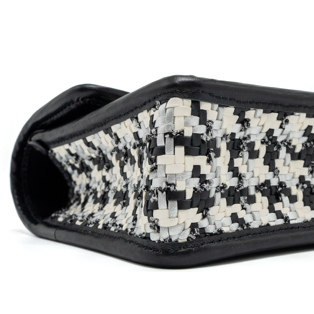 CHANEL 23C HOUNDSTOOTH WEAVING FLAP BAG TWEED/LAMBSKIN BLACK/WHITE BRUSHED GHW (MICROCHIP)