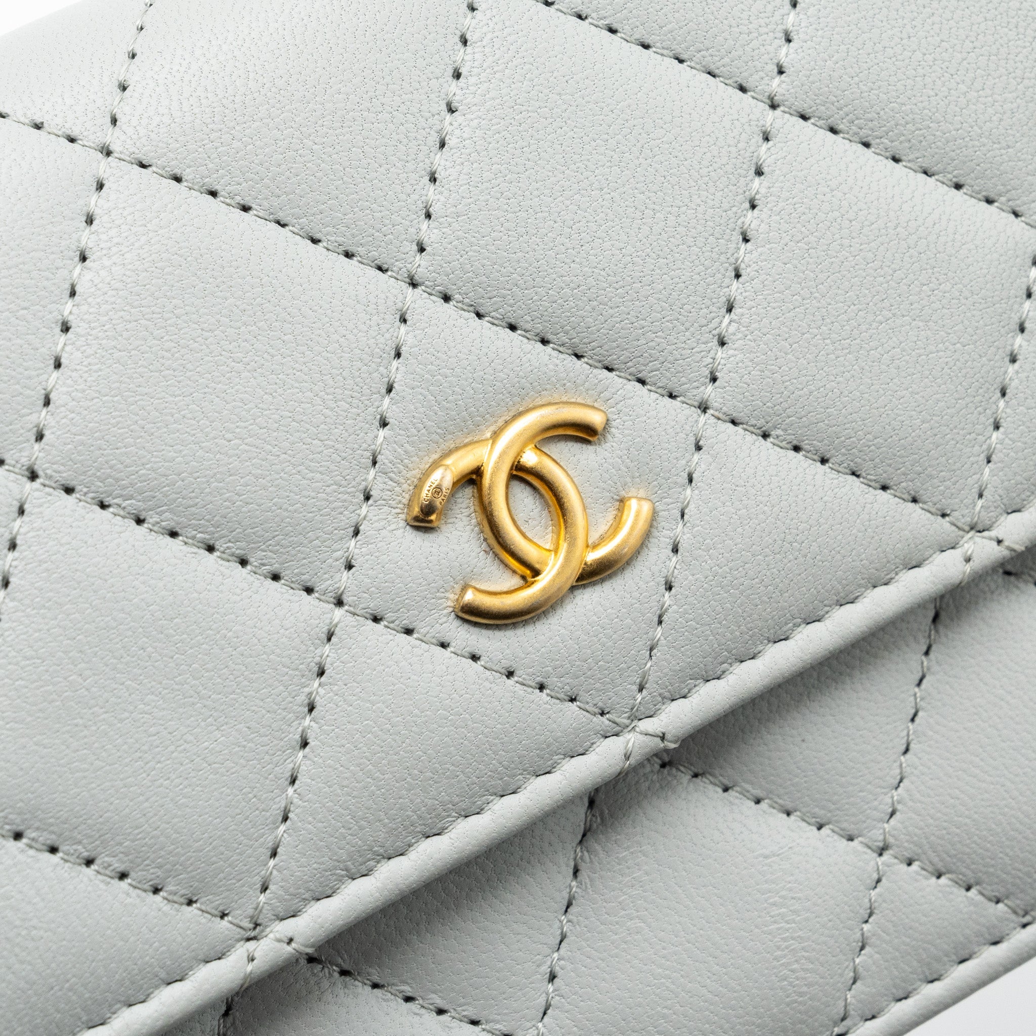 CHANEL PEARL CRUSH MINI WALLET ON CHAIN LAMBSKIN LIGHT GREY BRUSHED GHW(MICROCHIP)