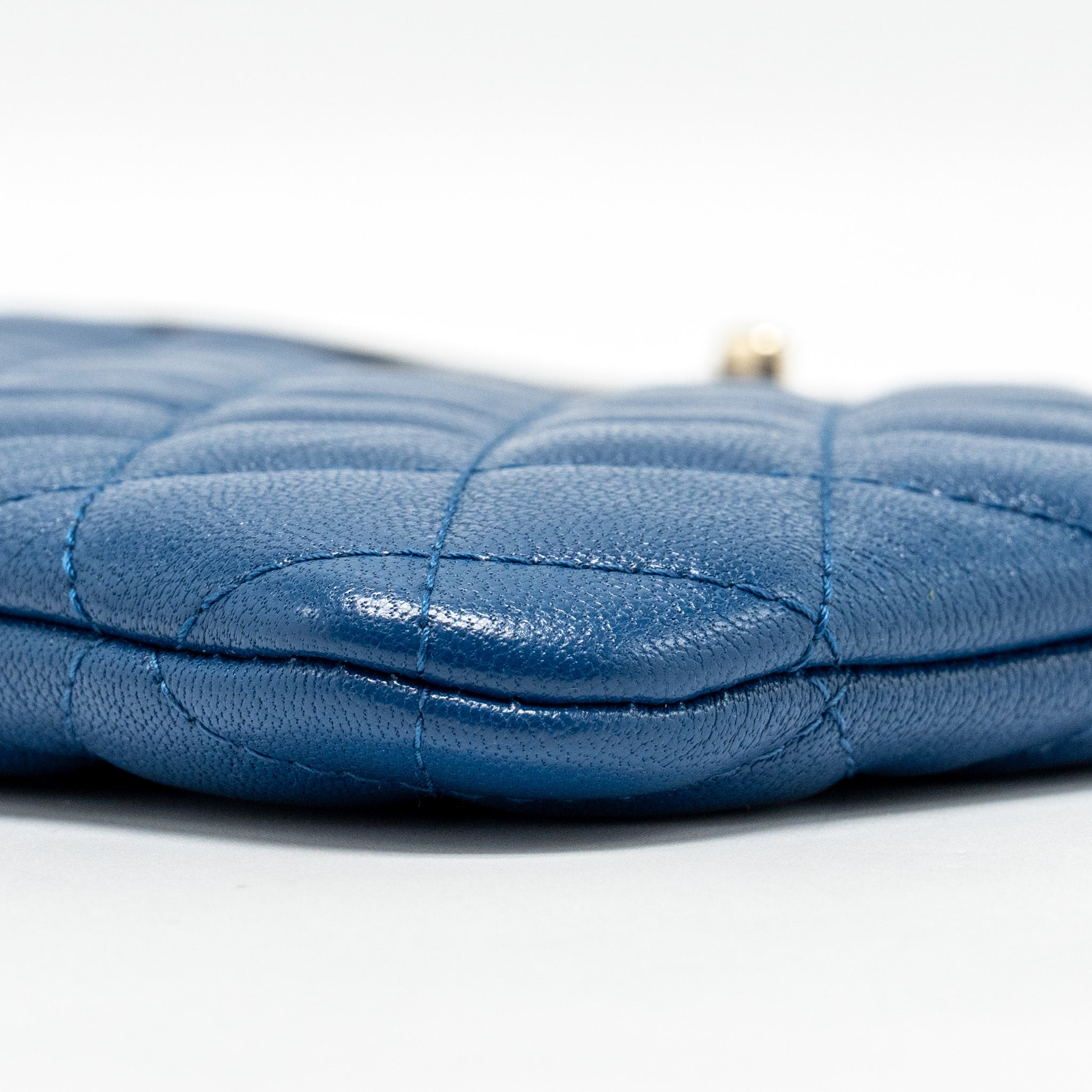CHANEL CC LOGO QUILTED ZIP POUCH / CLUTCH SHINY SHEEPSKIN BLACK/ BLUE GHW
