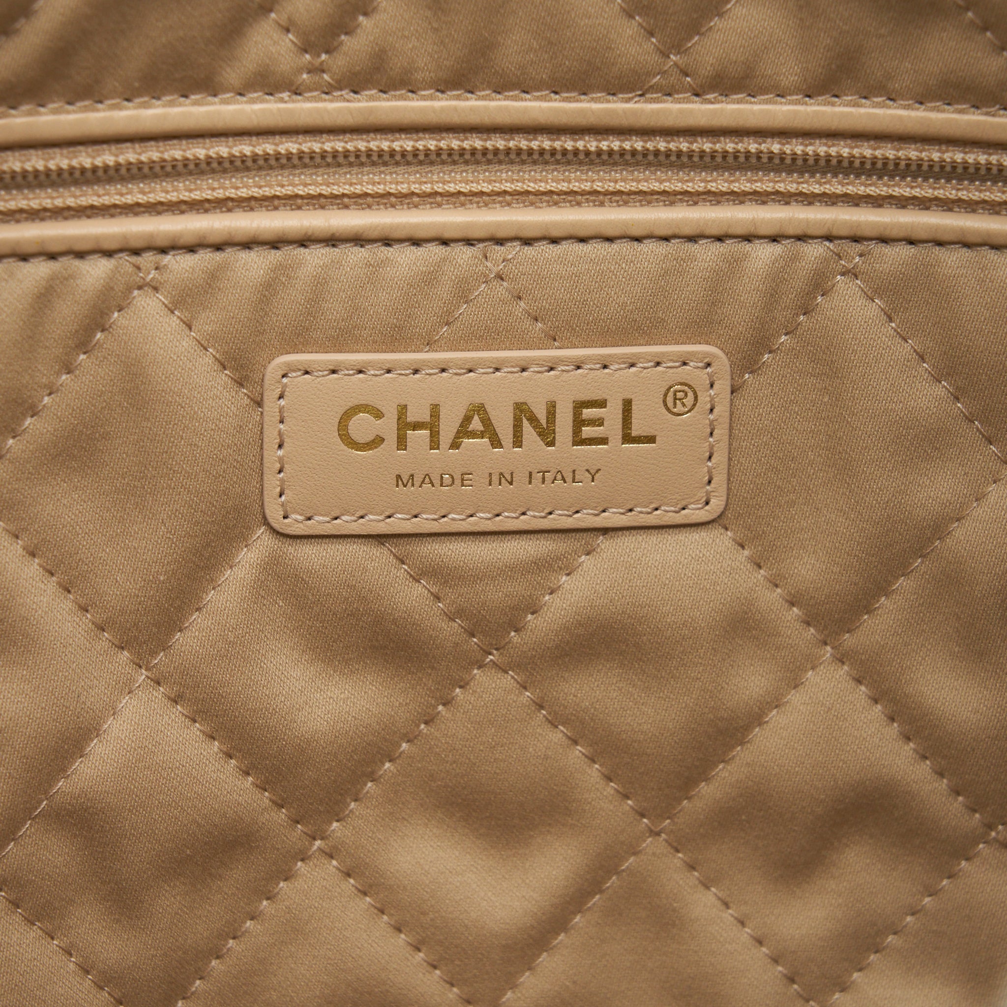 CHANEL MEDIUM 22 BAG SHINY CALFSKIN WHITE GHW (MICROCHIP)