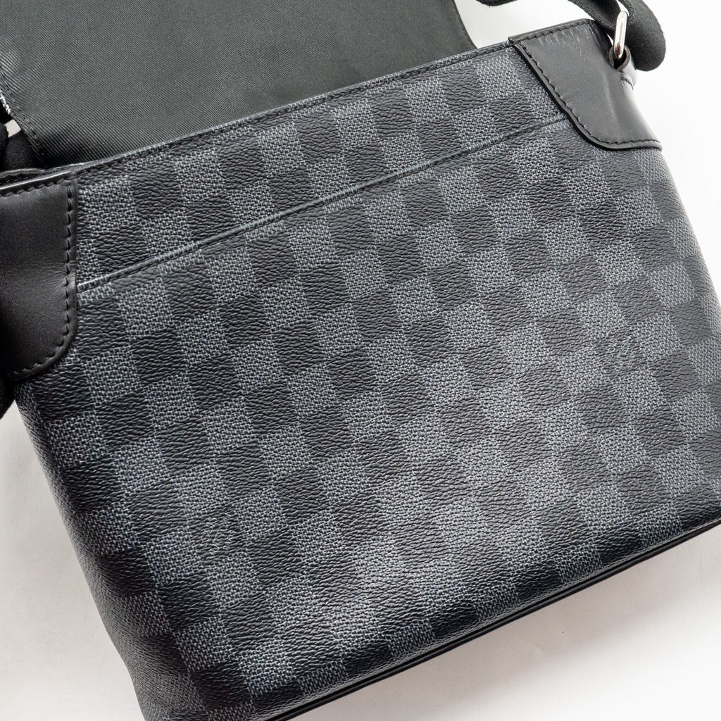 LOUIS VUITTON WORLD MAP DISTRICT MESSENGER BAG DAMIER GRAPHITE CANVAS SHW