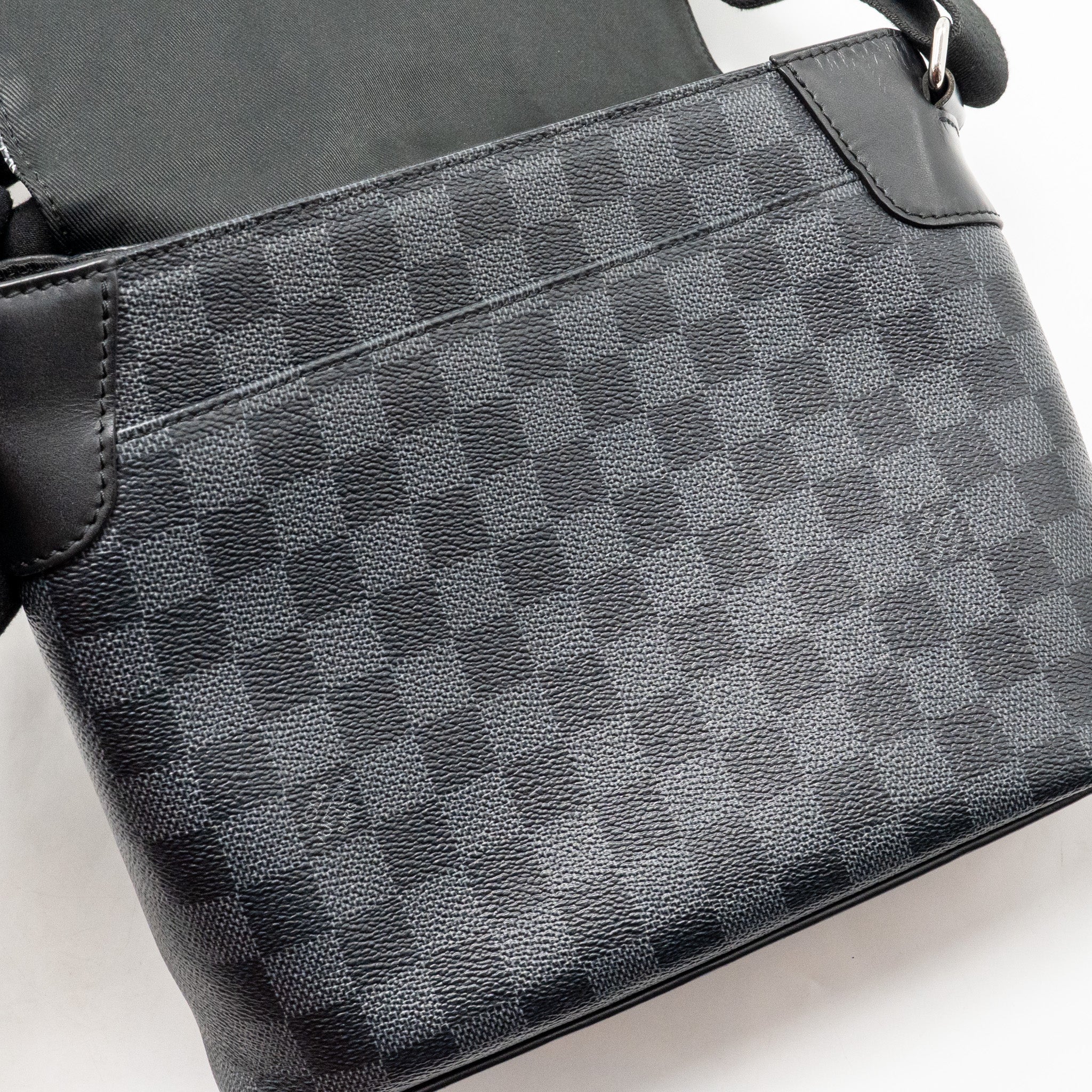 LOUIS VUITTON WORLD MAP DISTRICT MESSENGER BAG DAMIER GRAPHITE CANVAS SHW