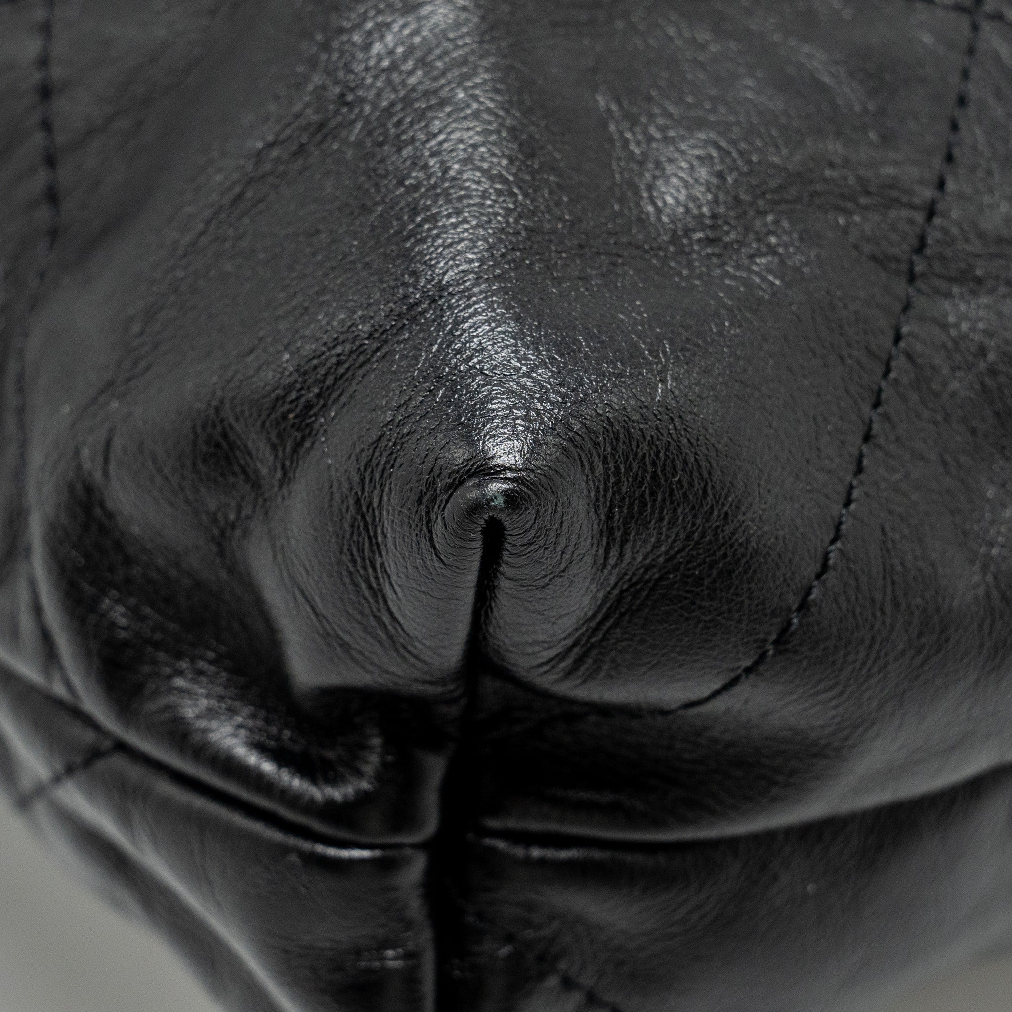 CHANEL MEDIUM 22 SHINY CALFSKIN BLACK SHW (MICROCHIP)