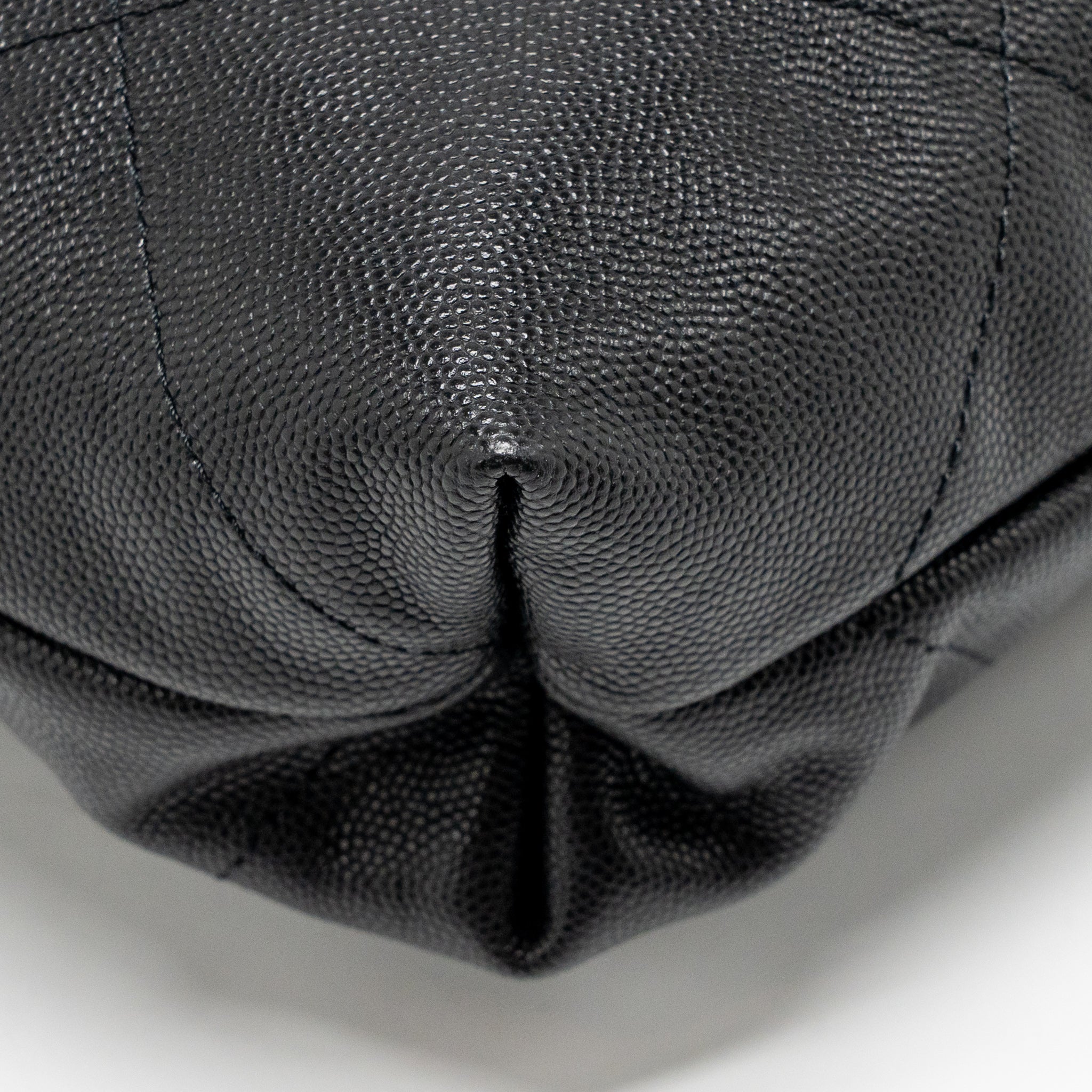 CHANEL MEDIUM 22 BAG CAVIAR BLACK GHW (MICROCHIP)